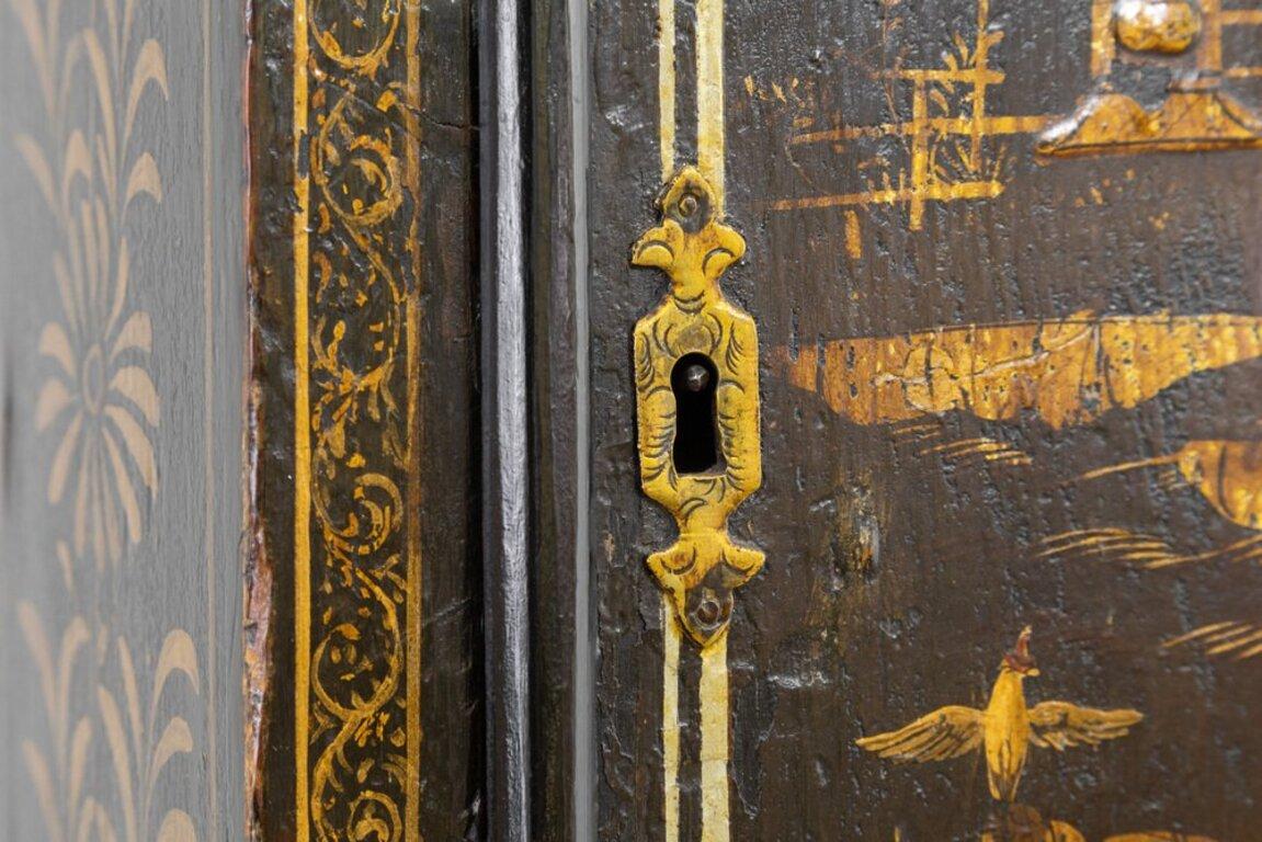 Orologio a pendolo modello Morbier inglese XVII secolo laccato con chinoiserie in vendita 5
