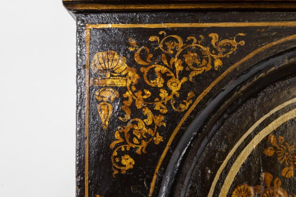 Orologio a pendolo modello Morbier inglese XVII secolo laccato con chinoiserie in vendita 11