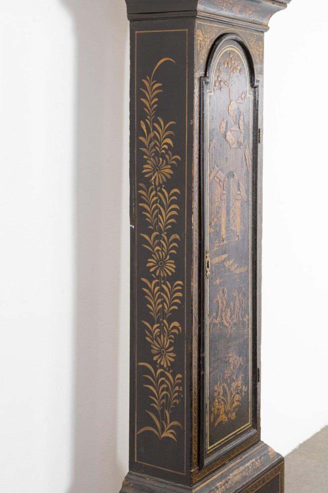 Raro orologio a pendolo inglese, originale e di epoca XVIII secolo con decori chinoiserie, in buone condizioni, meccanismo funzionante, oggetto di grande impatto decorativo e dallo stile unico ed elegante.