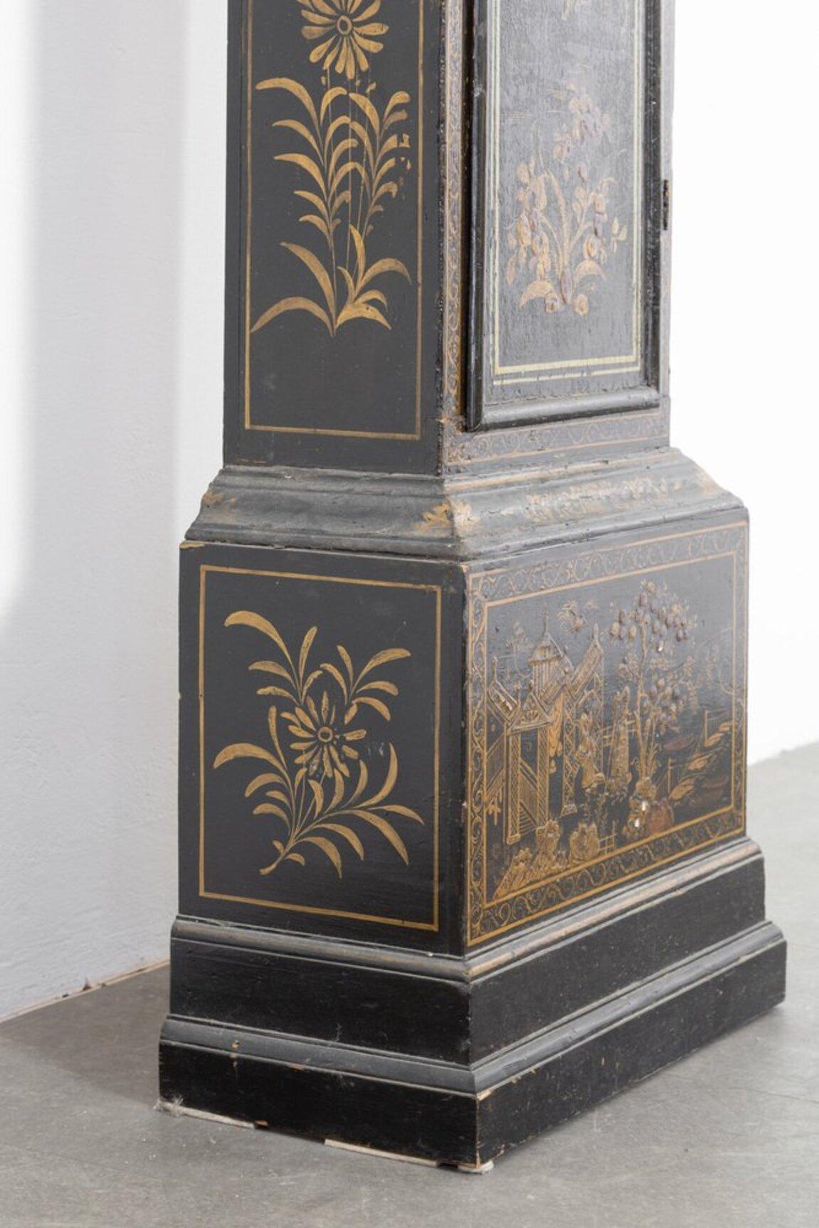 Orologio a pendolo modello Morbier inglese XVII secolo laccato con chinoiserie In condizioni buone in vendita a Torino, IT