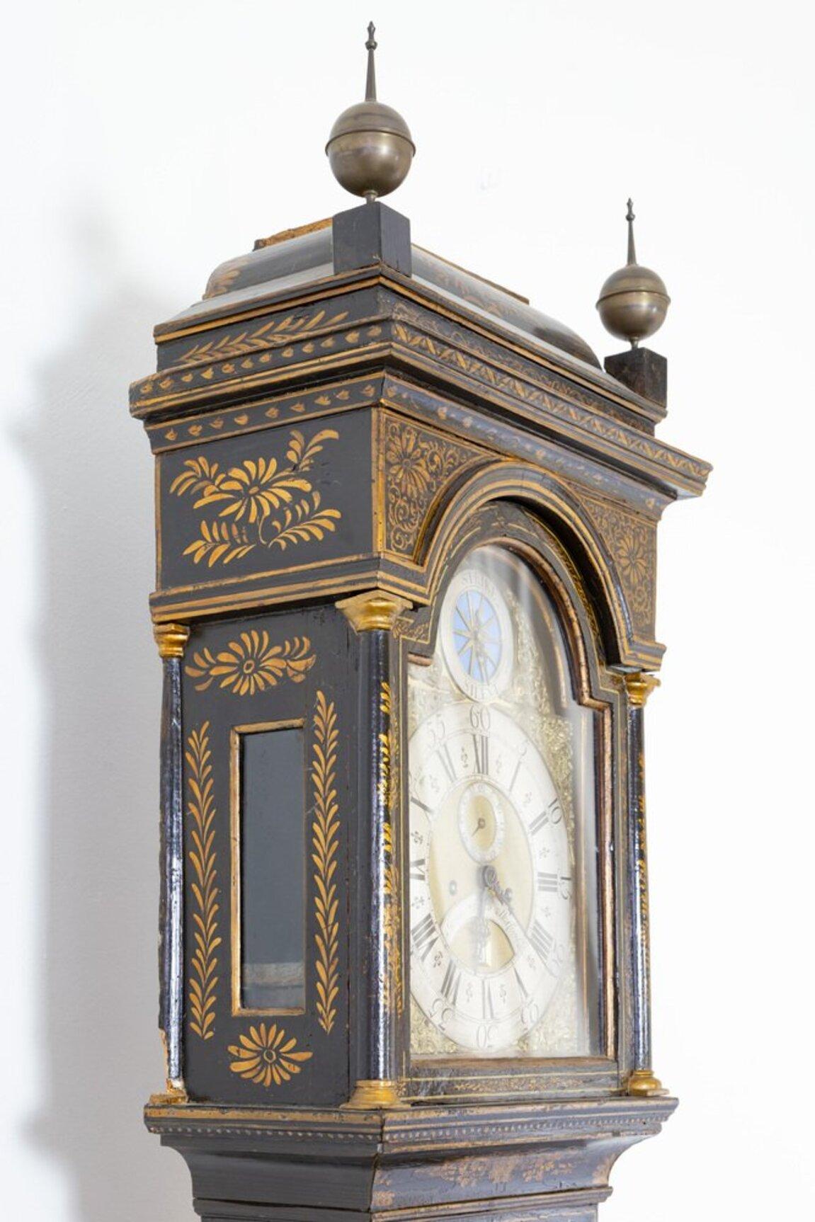 Late 18th Century Orologio a pendolo modello Morbier inglese XVII secolo laccato con chinoiserie in vendita