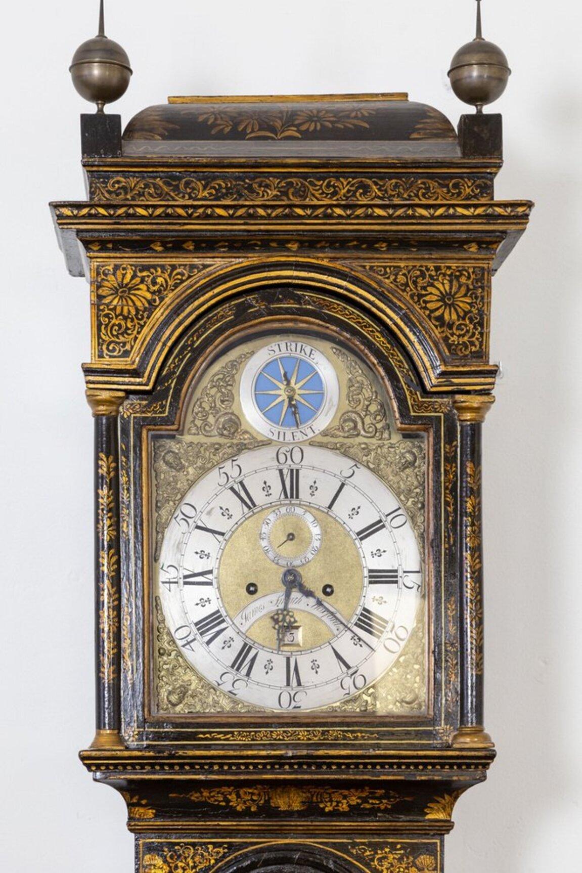 Ottone Orologio a pendolo modello Morbier inglese XVII secolo laccato con chinoiserie in vendita
