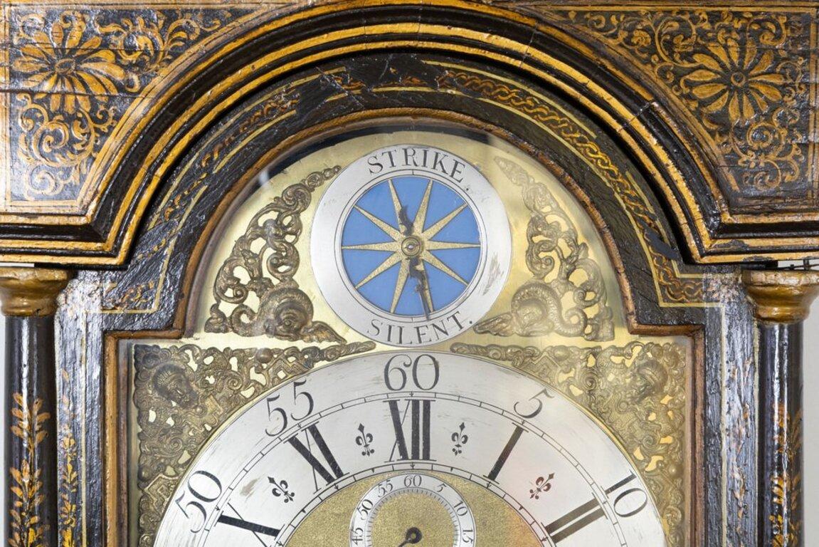 Orologio a pendolo modello Morbier inglese XVII secolo laccato con chinoiserie in vendita 2