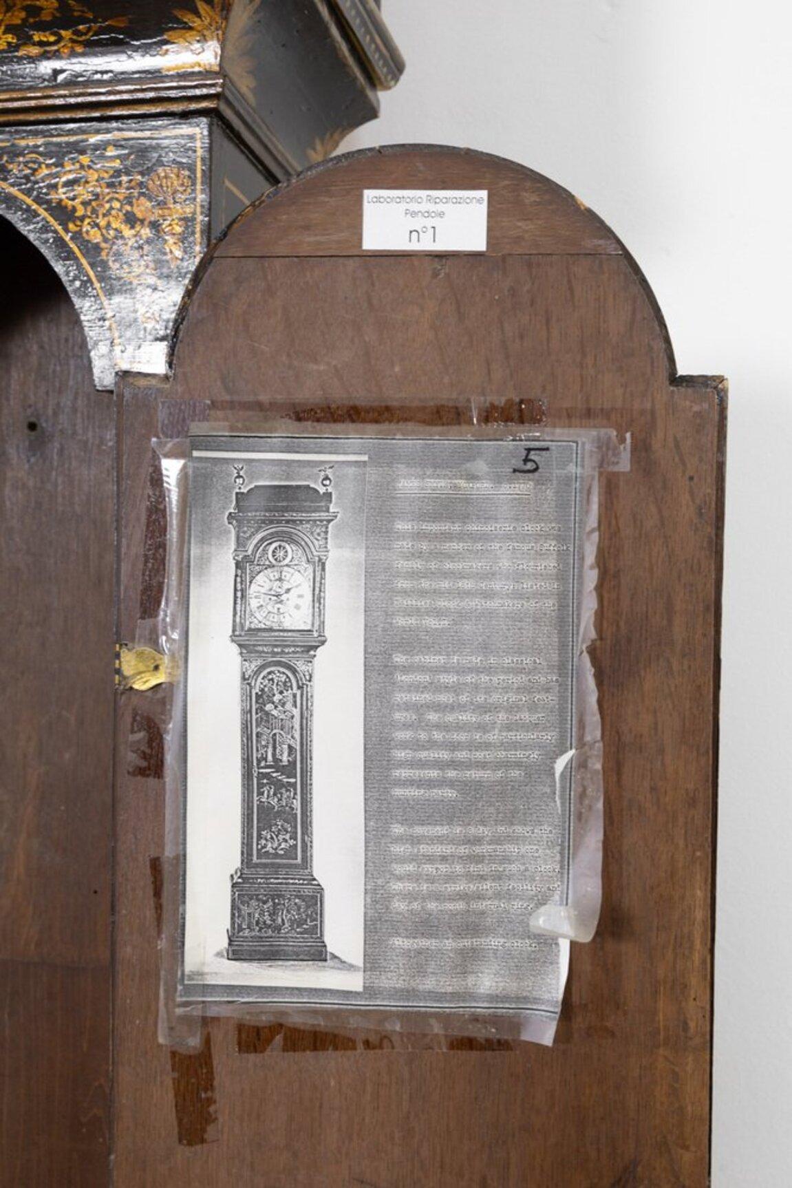 Orologio a pendolo modello Morbier inglese XVII secolo laccato con chinoiserie in vendita 4