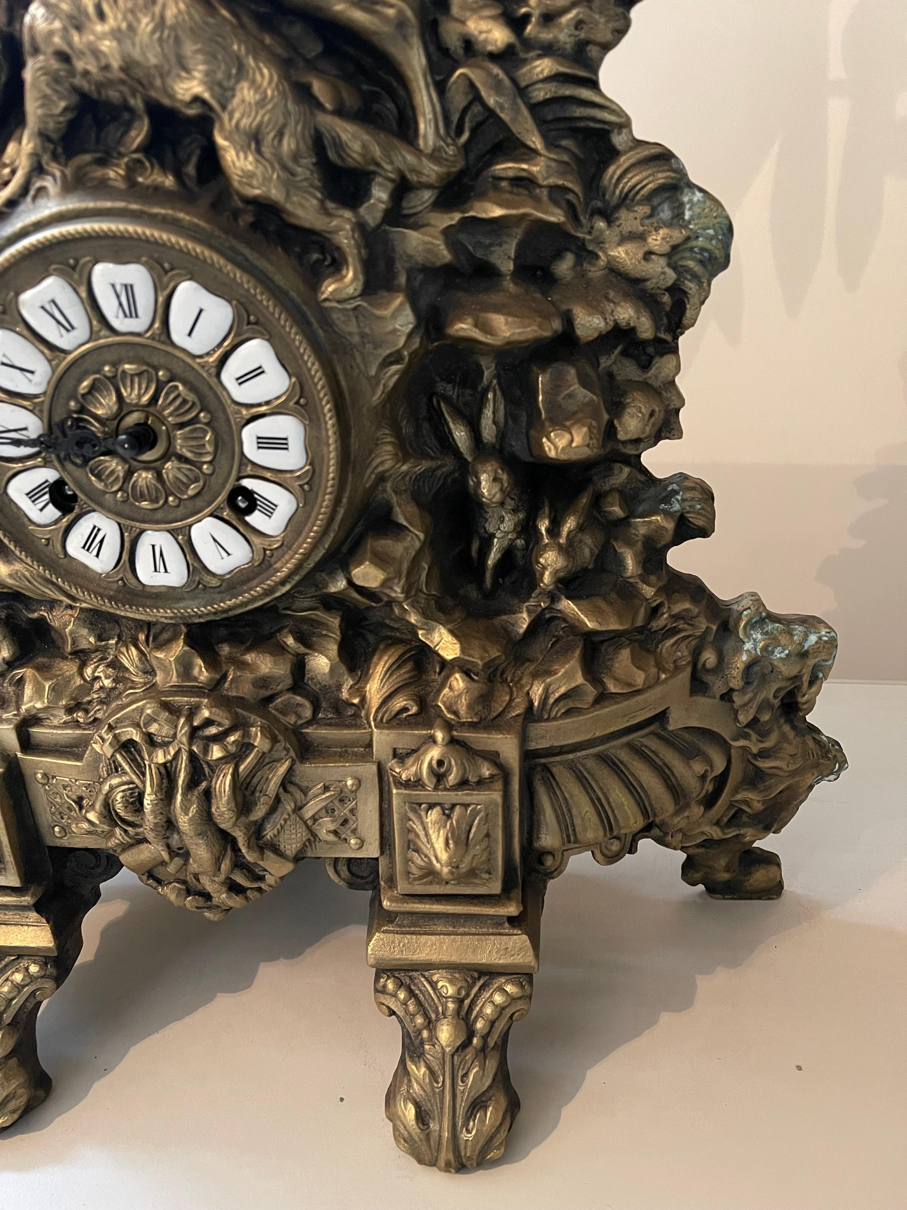 Autre Horloge ancienne en bronze représentant un mousquetaire avec cheval et chien en vente
