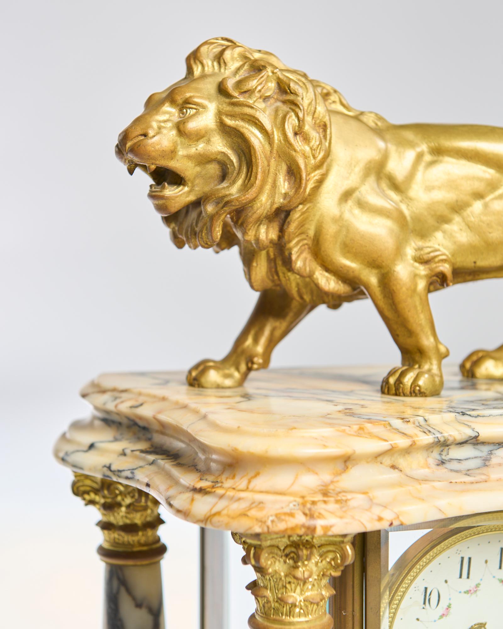 Orologio architettonico con leone e bronzo dorato in vendita 3