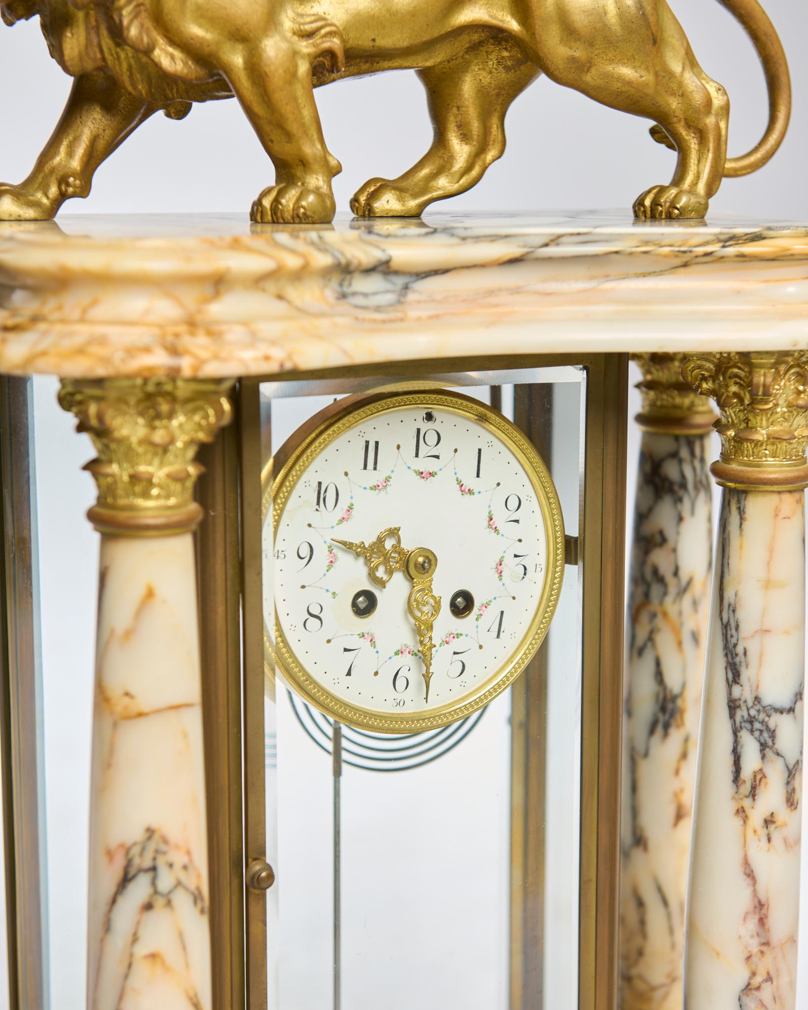 Orologio architettonico con leone e bronzo dorato in vendita 4