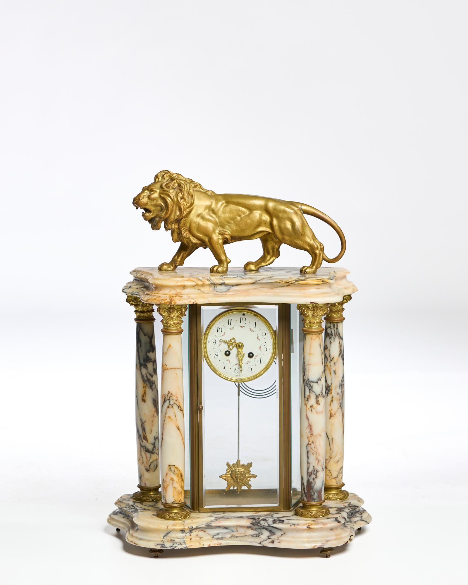 Orologio architettonico con leone e bronzo dorato
Questo orologio che combina eleganza e maestosità è stato realizzato da Samuele Marti attorno all'anno 1900. Nella parte posteriore è possibile notare un marchio 