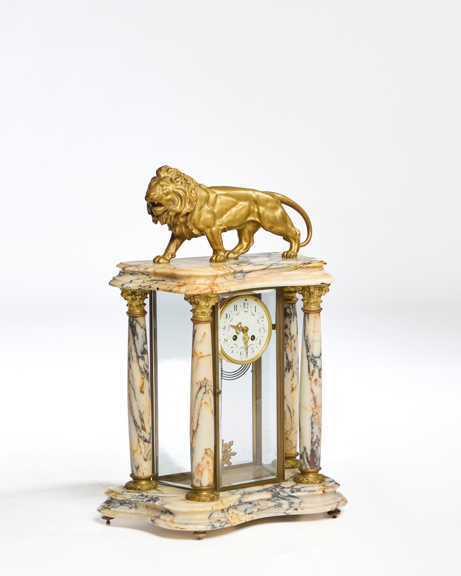 Carlo X Orologio architettonico con leone e bronzo dorato in vendita