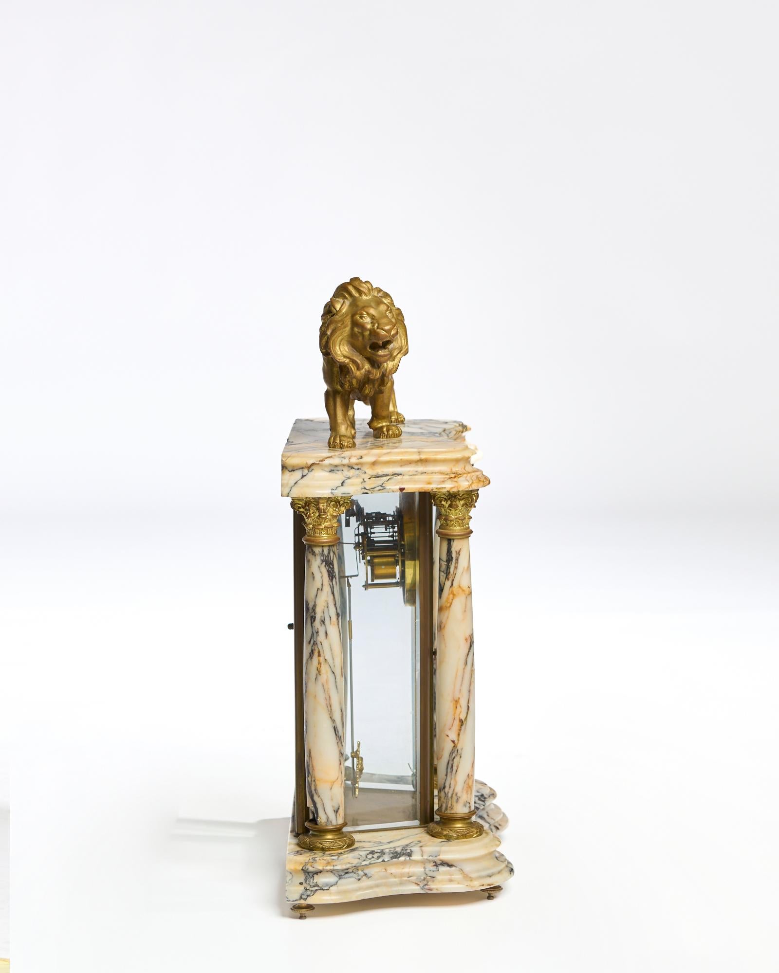 French Orologio architettonico con leone e bronzo dorato in vendita