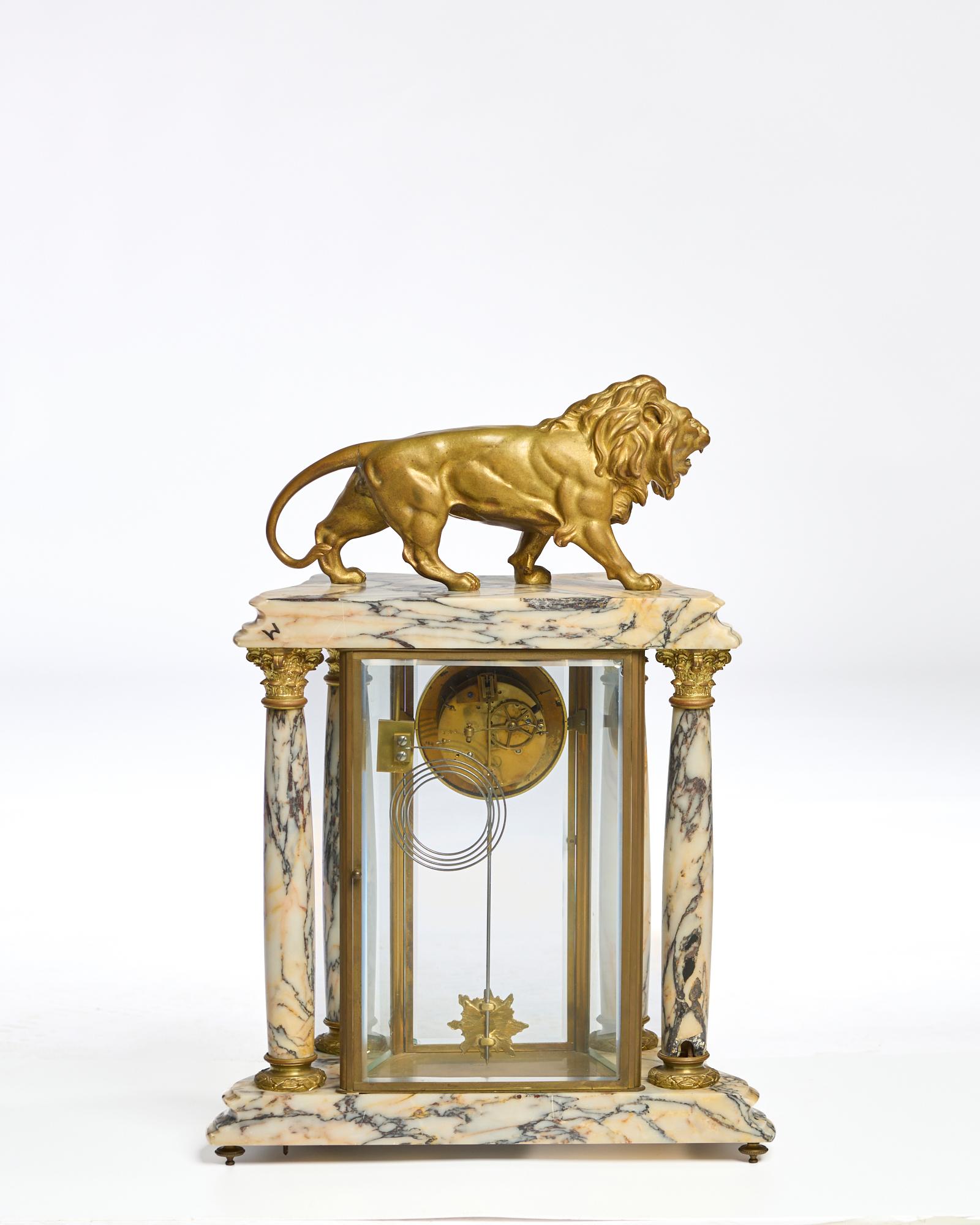 20th Century Orologio architettonico con leone e bronzo dorato in vendita