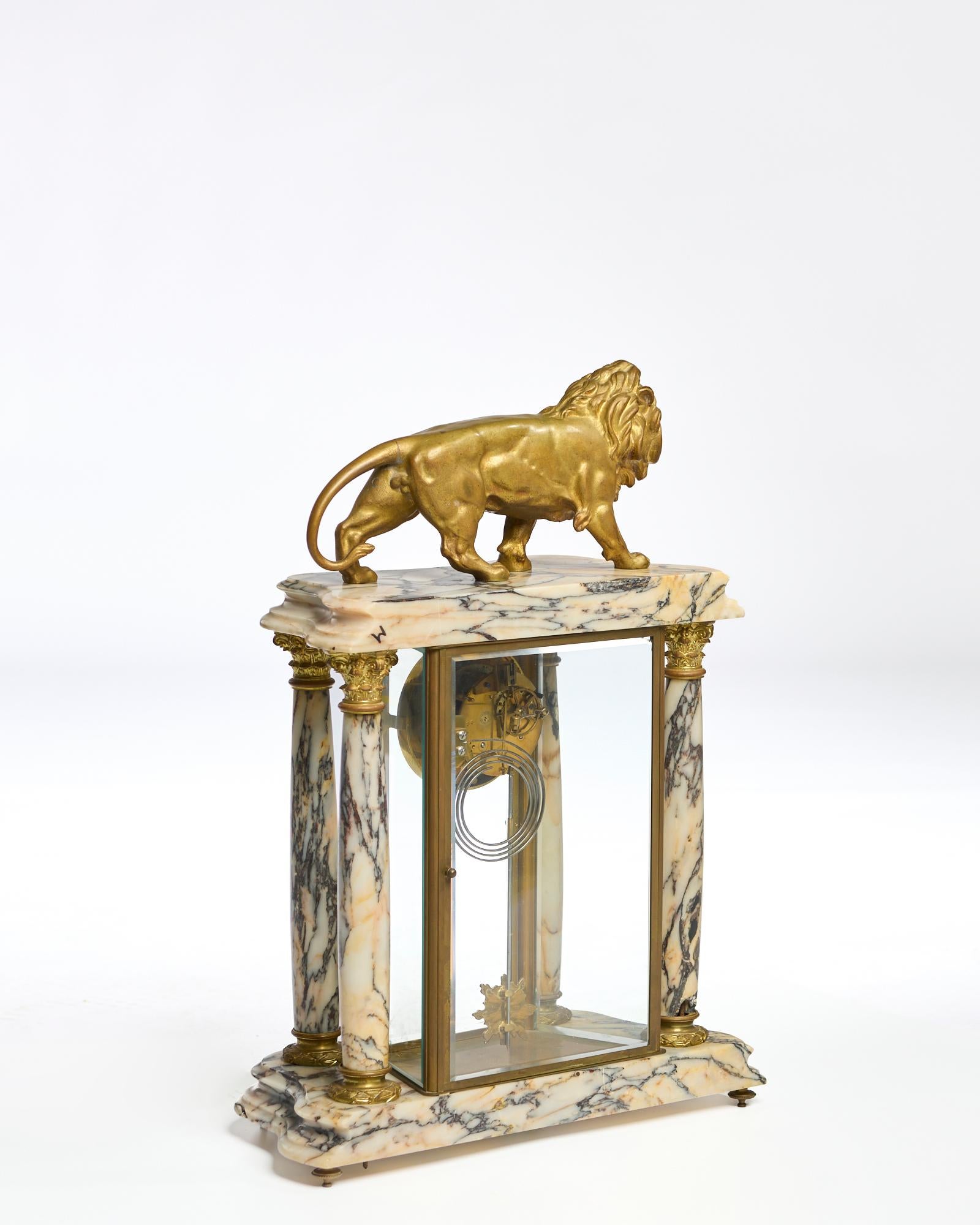 Bronzo Orologio architettonico con leone e bronzo dorato in vendita