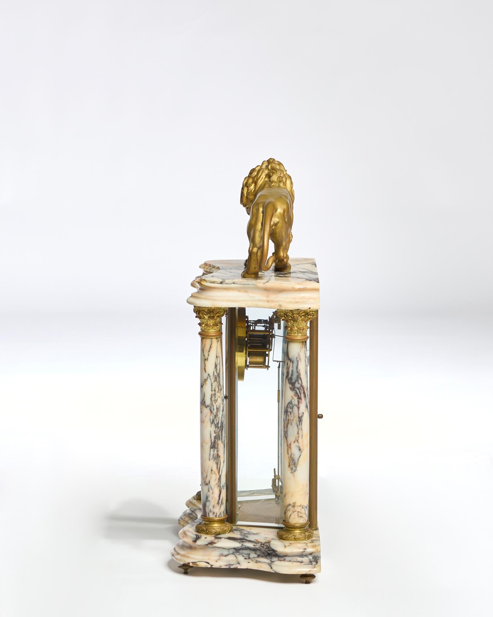 Orologio architettonico con leone e bronzo dorato in vendita 1