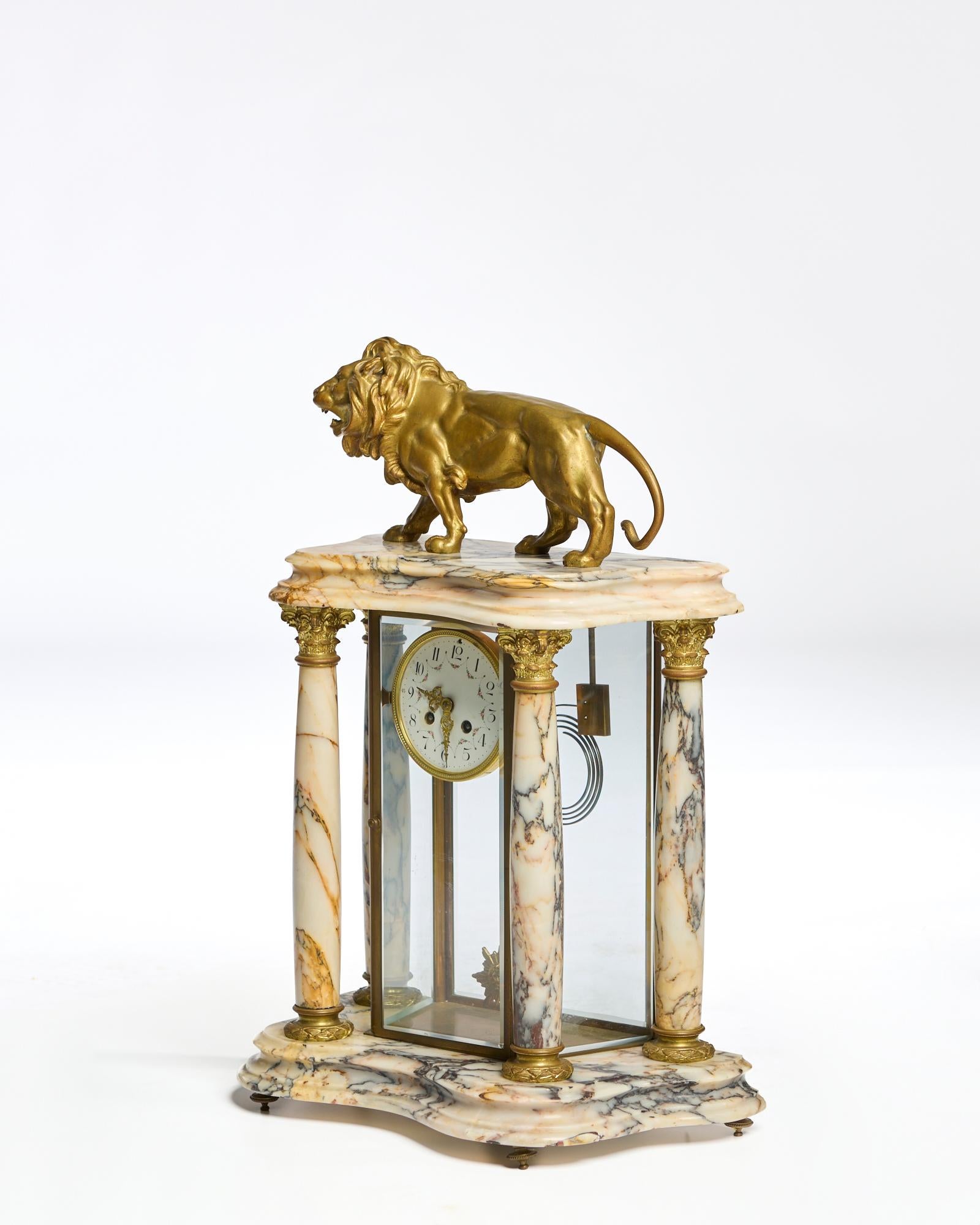 Orologio architettonico con leone e bronzo dorato in vendita 2
