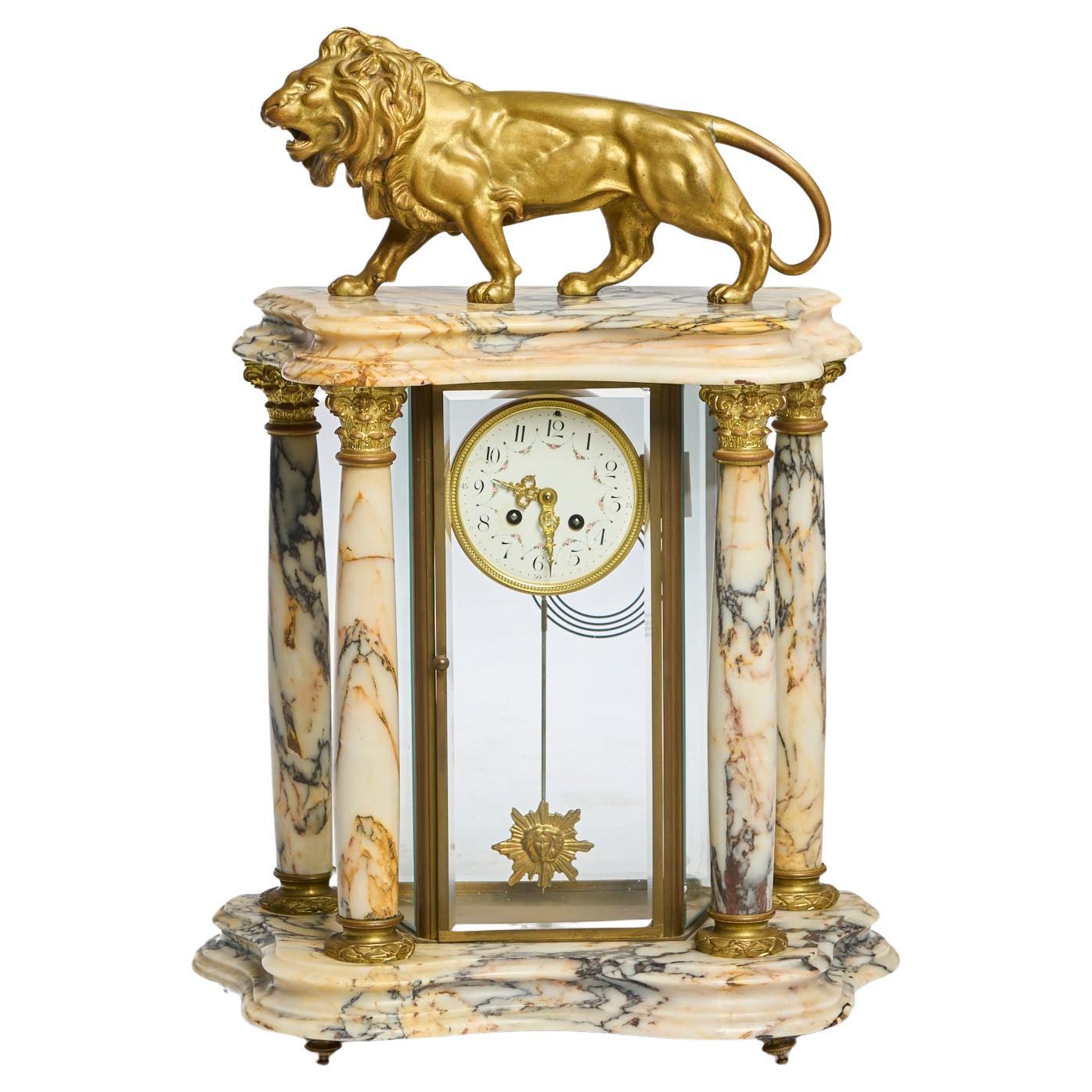Orologio architettonico con leone e bronzo dorato in vendita