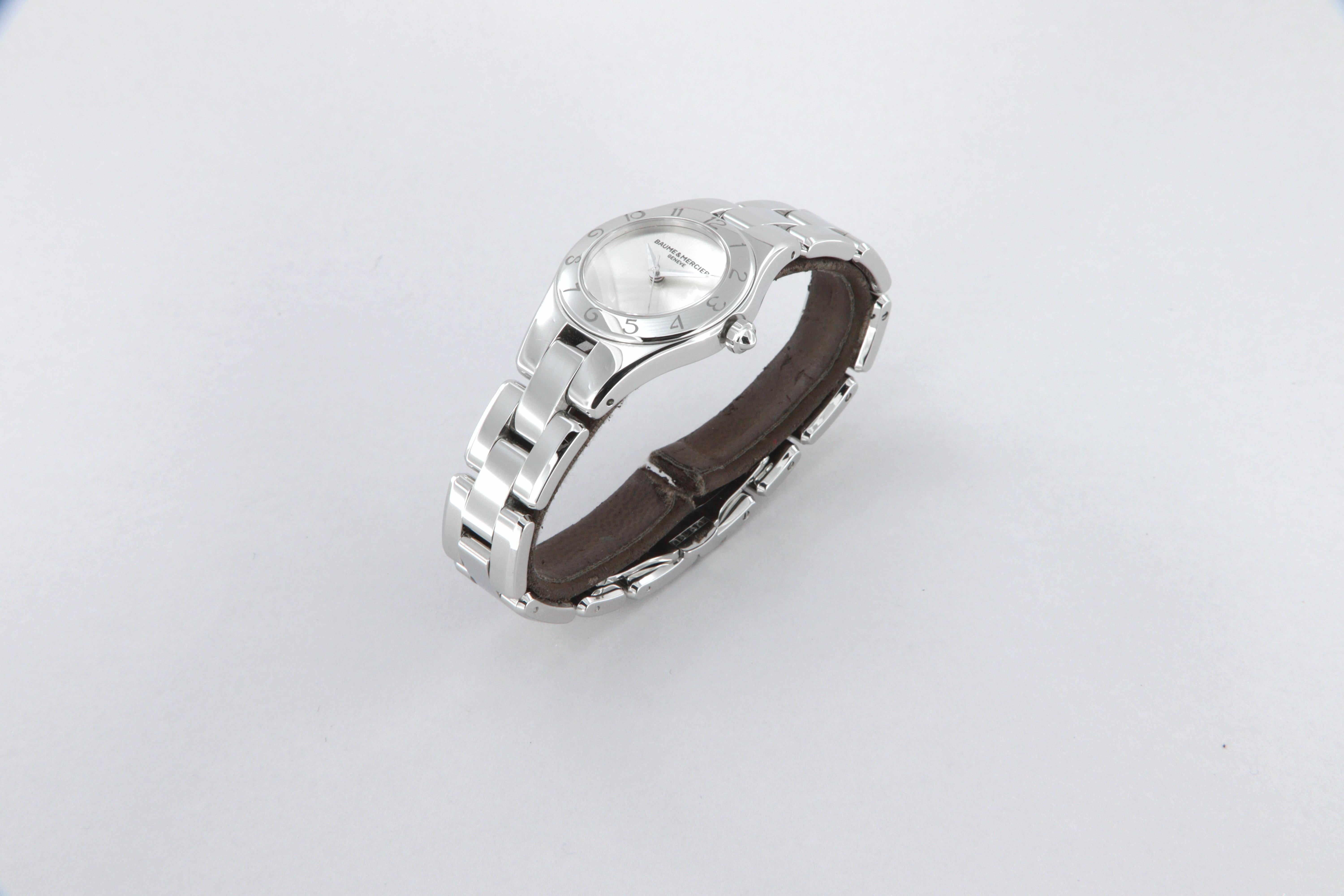 Reloj Baume Mercier Linea acero cuarzo referencia MOA10138 Nuevo
Caso de referencia 65744 serie 5135XXX
Peso total g 76
Diámetro de la caja mm 27
Caja de acero
Esfera de espejo
Movimiento de cuarzo 
Cristal de zafiro
Impermeable 5 atm
Caja* y