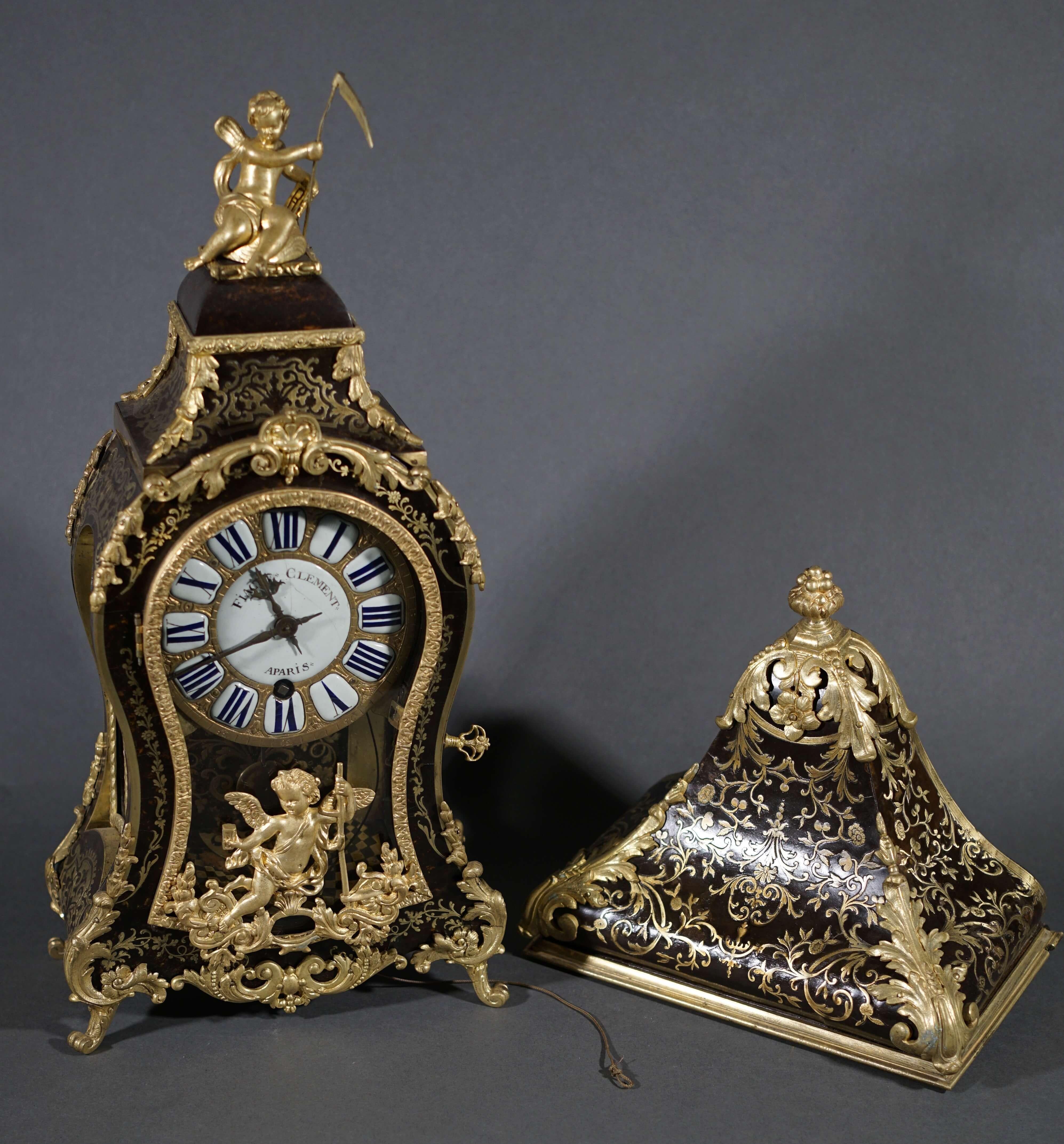 Rare small alcove clock entirely decorated with Boulle marqueterie and ormolu gilt bronze friezes. French work
of the beginning of Louis XV's reign around 1730.
Shaped like a violin, our alcove clock, called a cartel, features a particularly fine