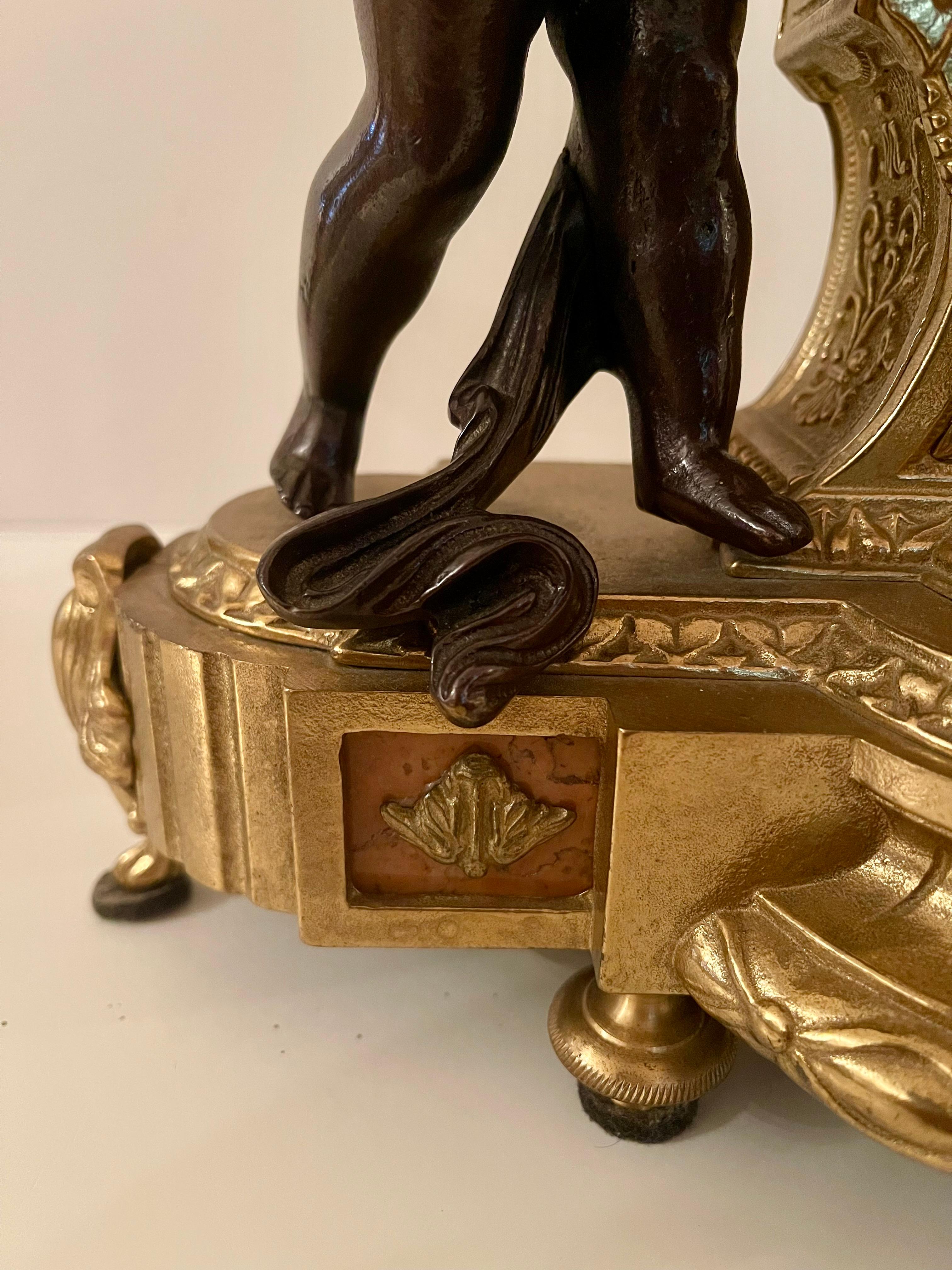 Orologio classico italiano meccanico in bronzo con due putti anni '70 im Angebot 3
