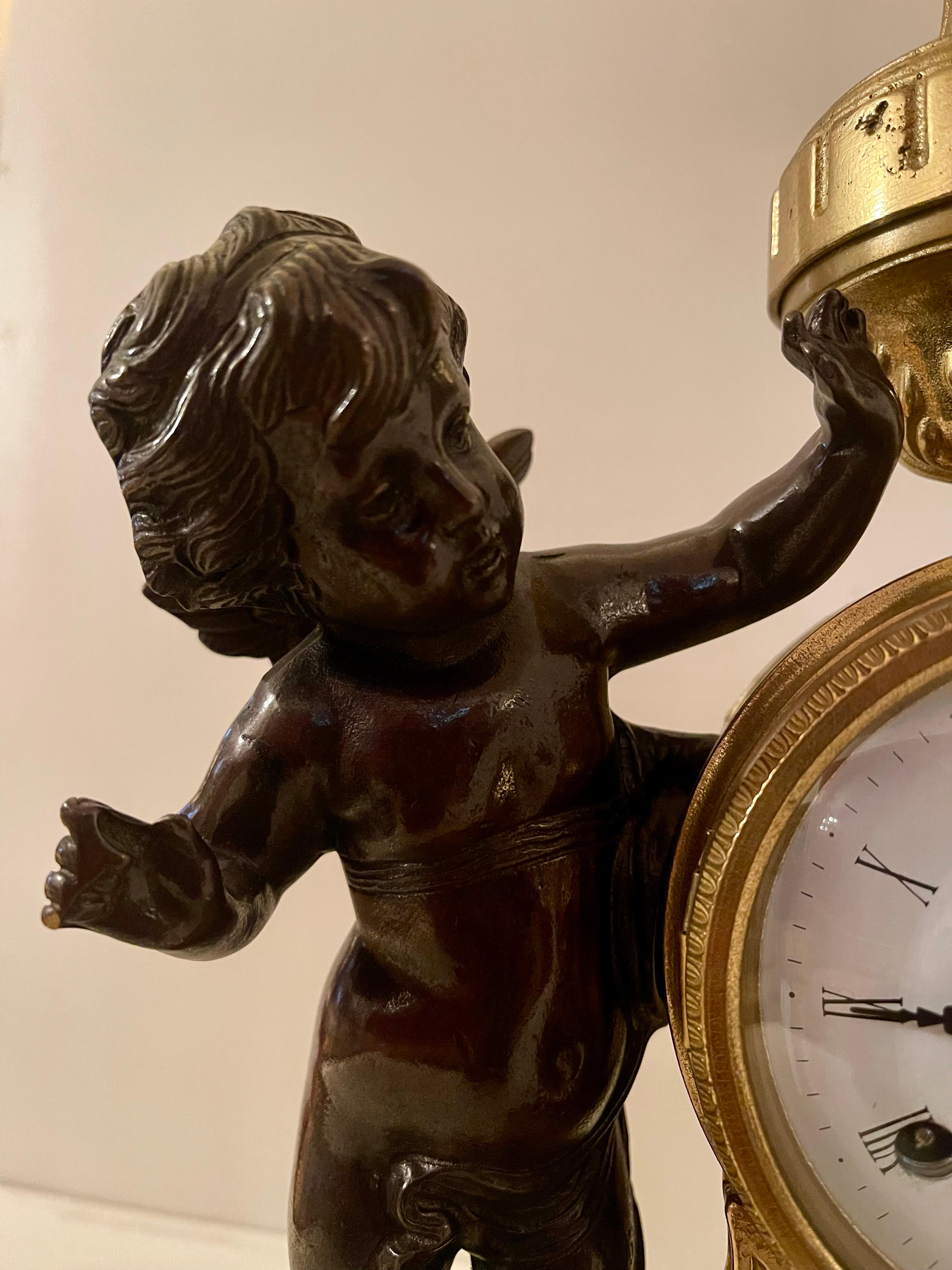 Orologio classico italiano meccanico in bronzo con due putti anni '70 im Angebot 4
