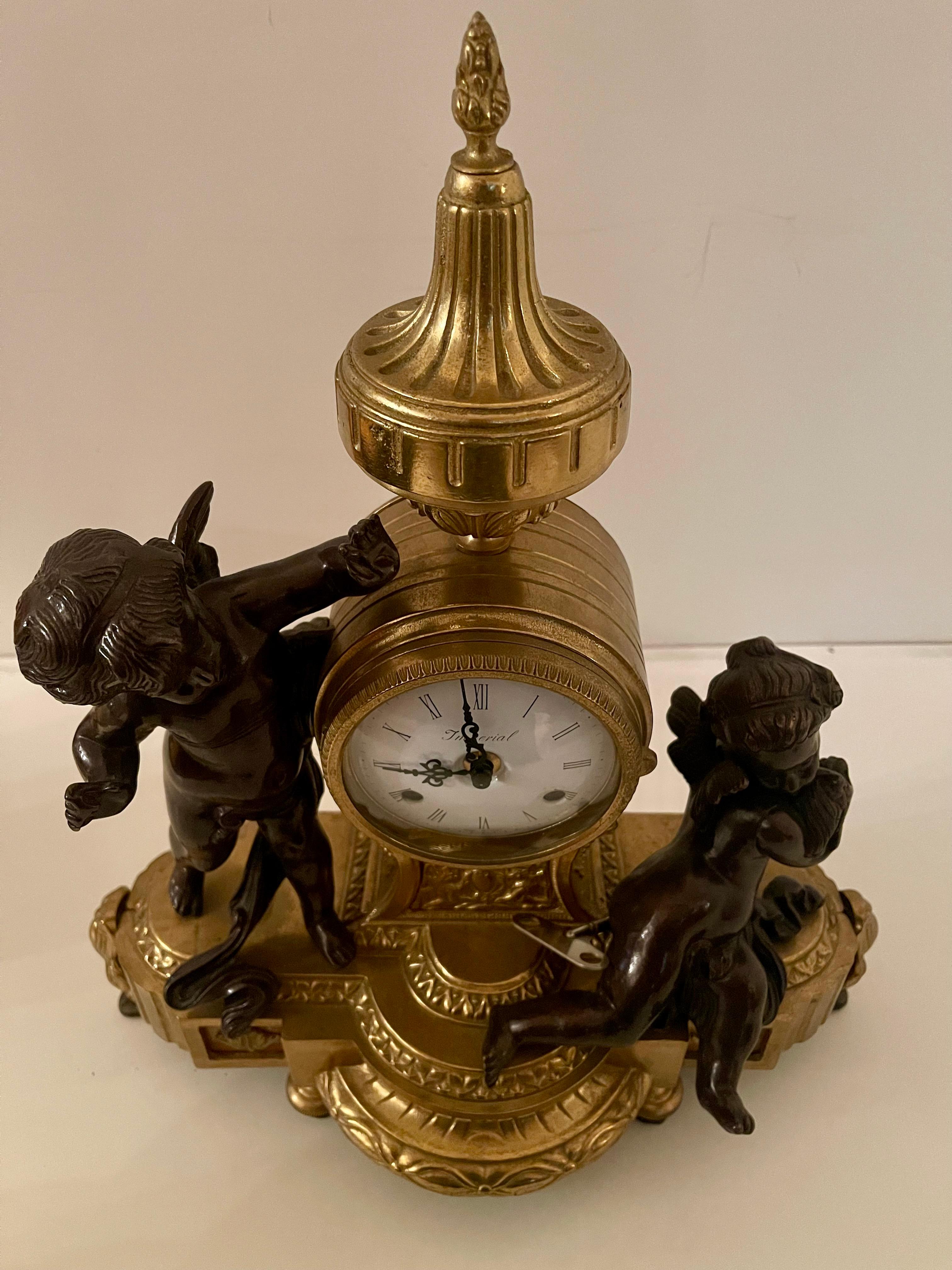 Orologio classico italiano meccanico in bronzo con due putti anni '70 im Angebot 5