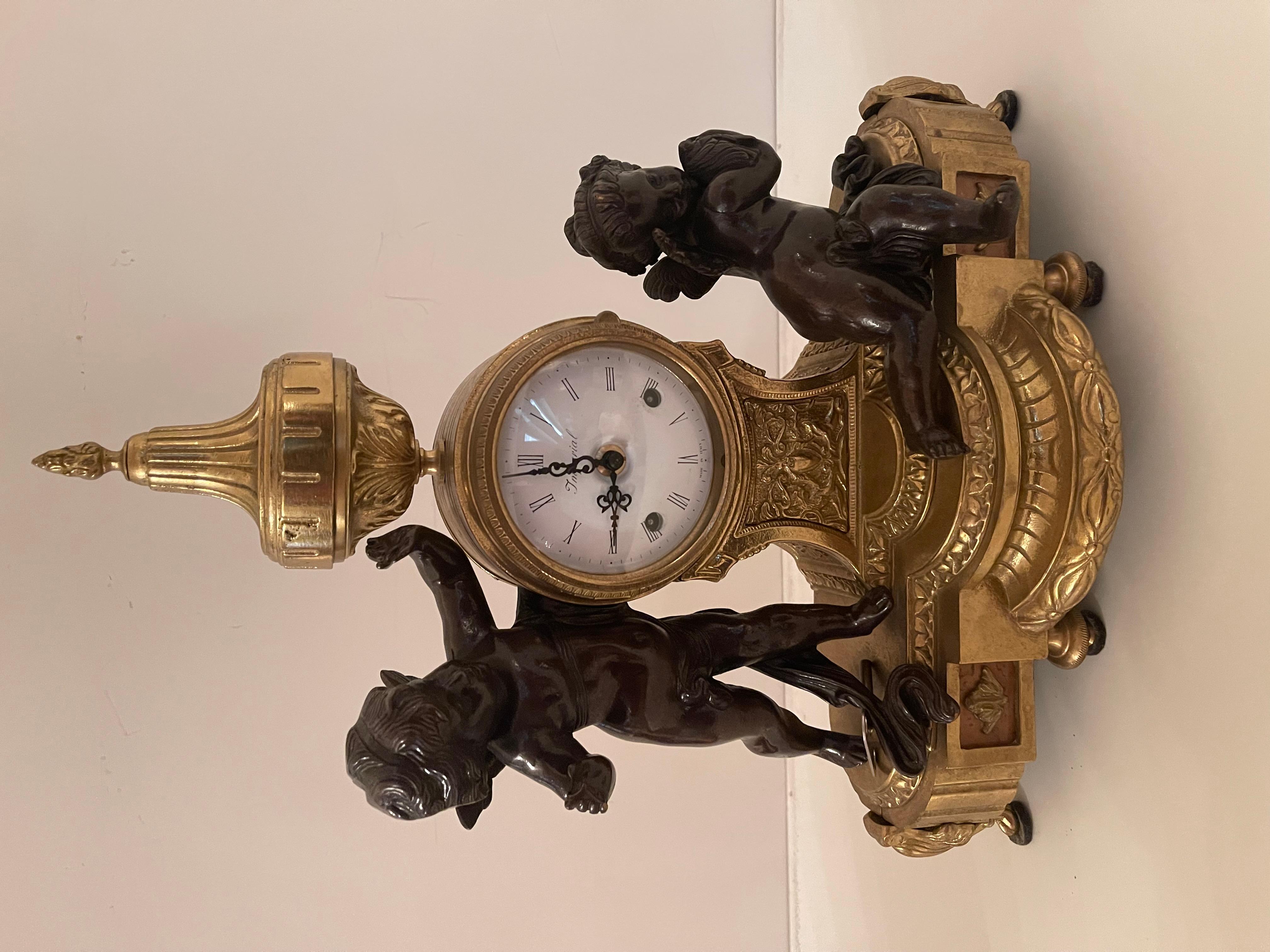 Orologio meccanico classico italiano con due putti anni '70