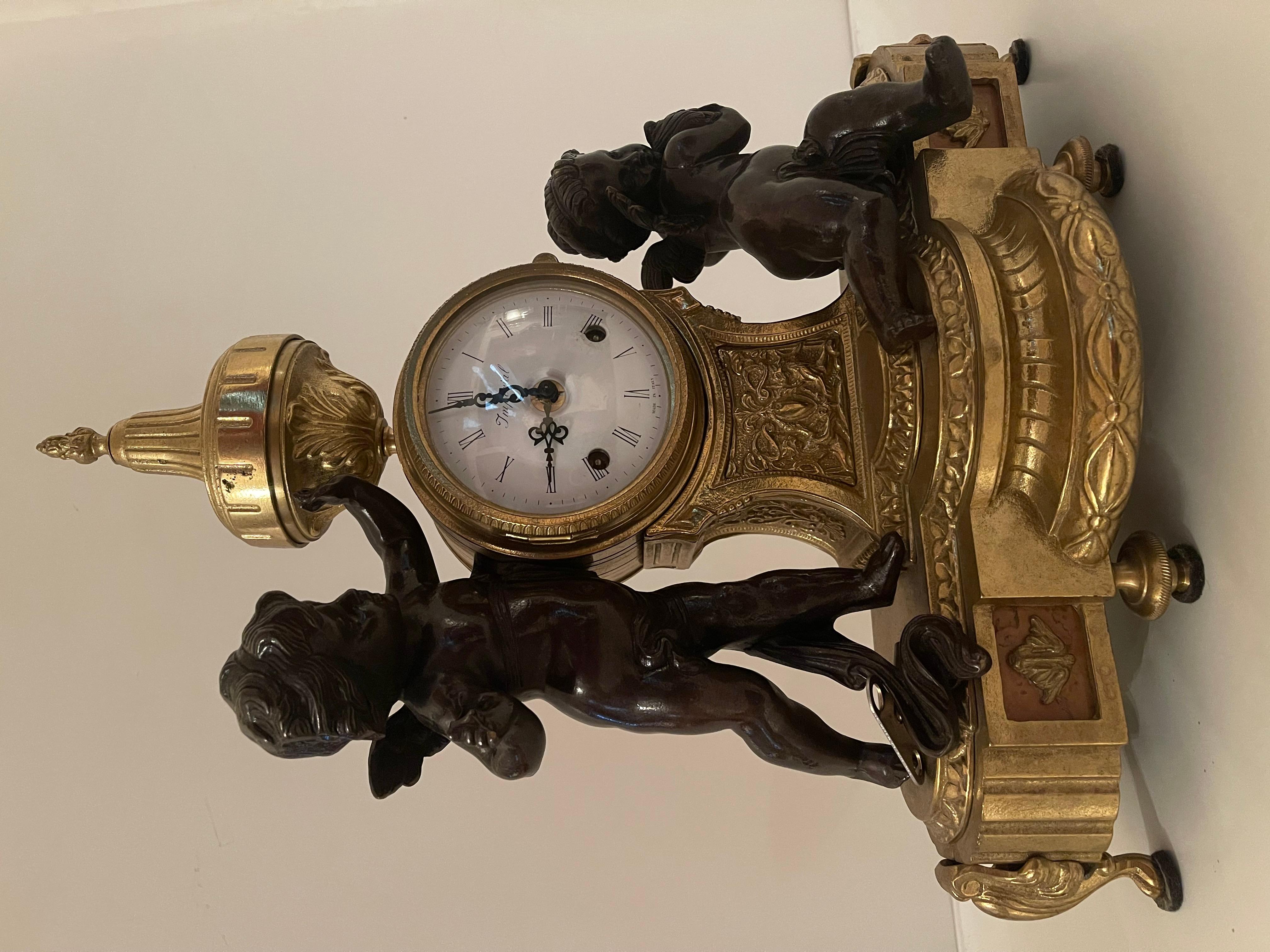 Orologio classico italiano meccanico in bronzo con due putti anni '70 (Louis XVI.) im Angebot