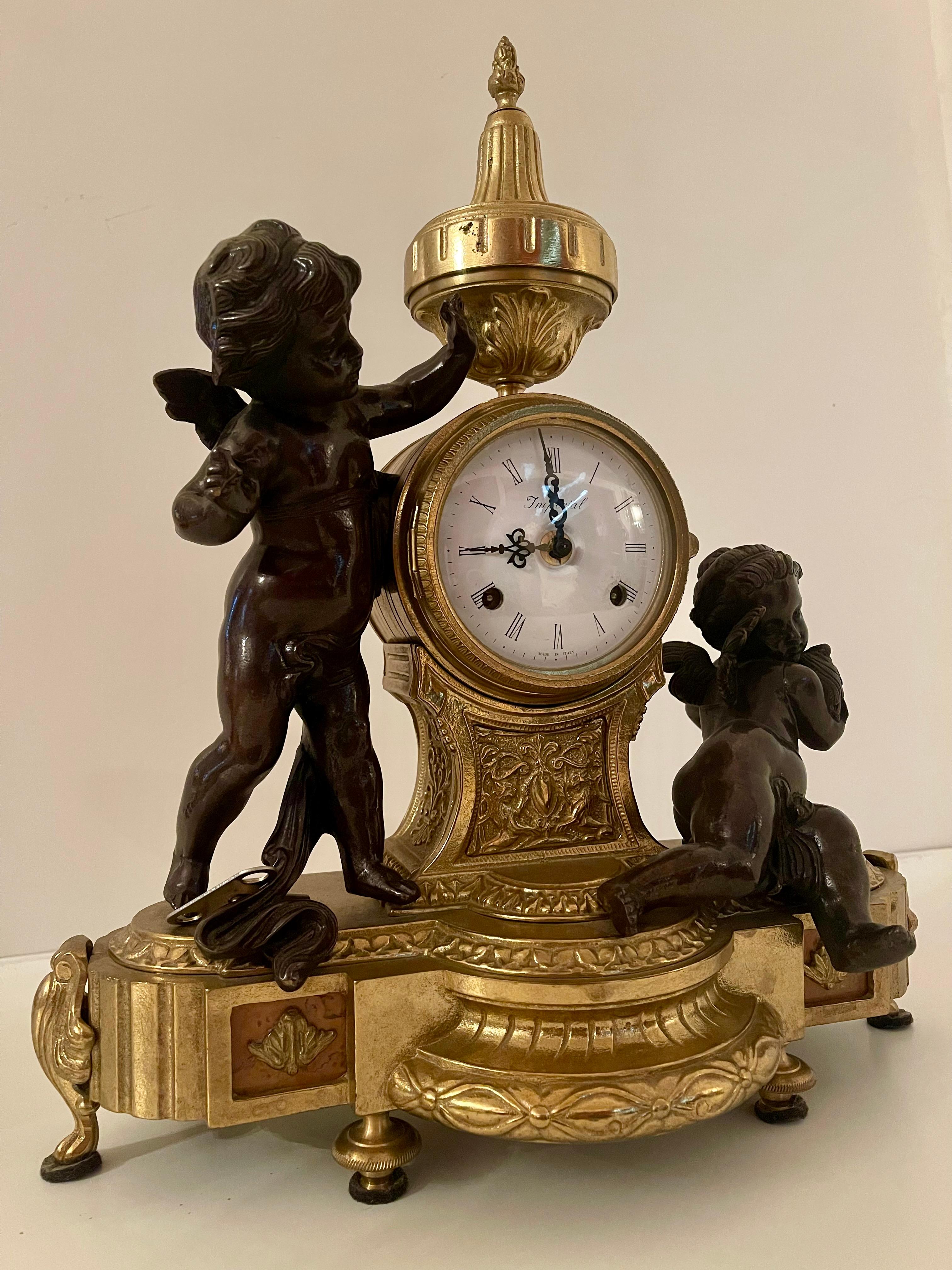 Orologio classico italiano meccanico in bronzo con due putti anni '70 im Zustand „Hervorragend“ im Angebot in Cantù, IT