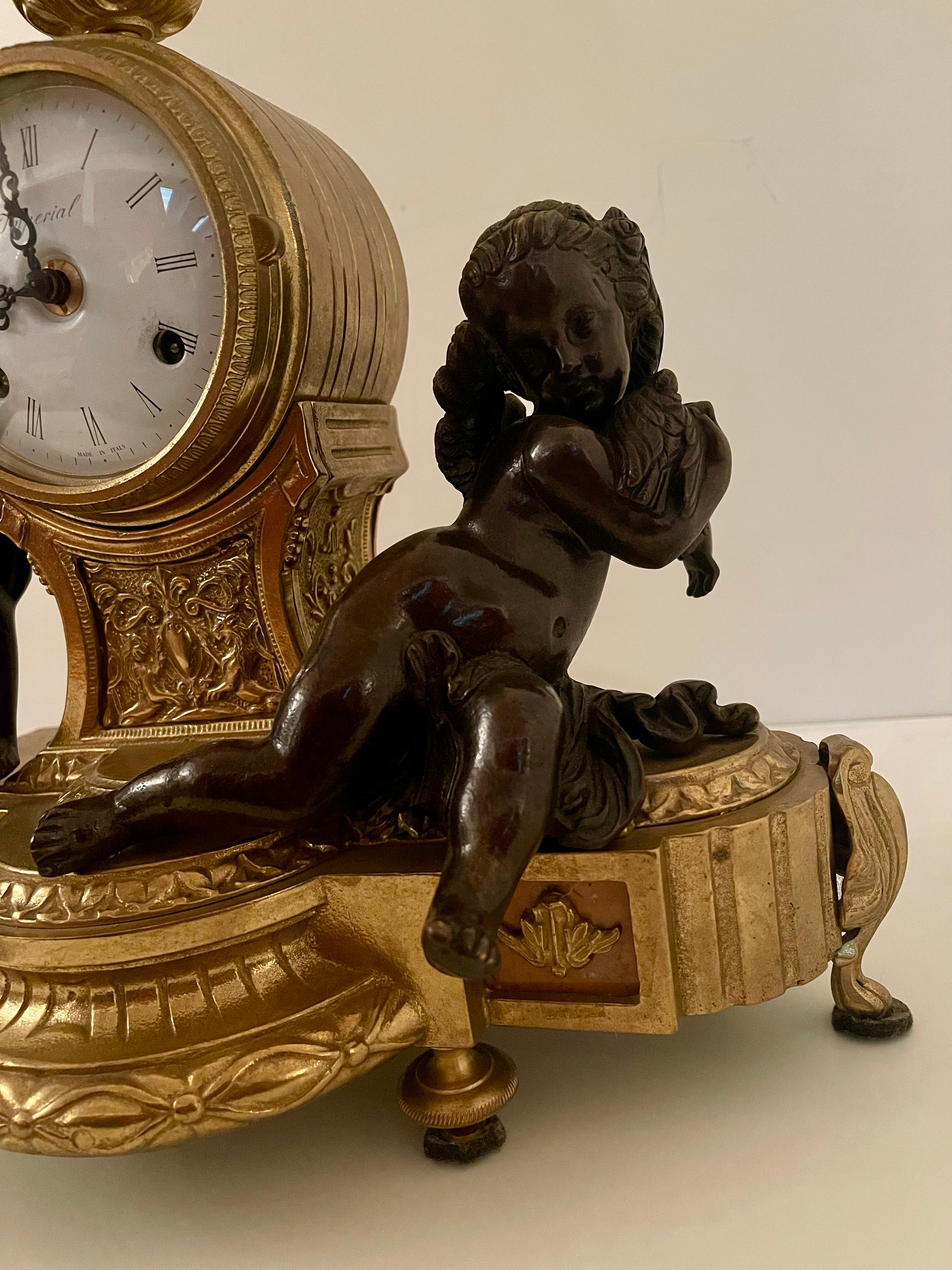 Orologio classico italiano meccanico in bronzo con due putti anni '70 (20th Century) im Angebot