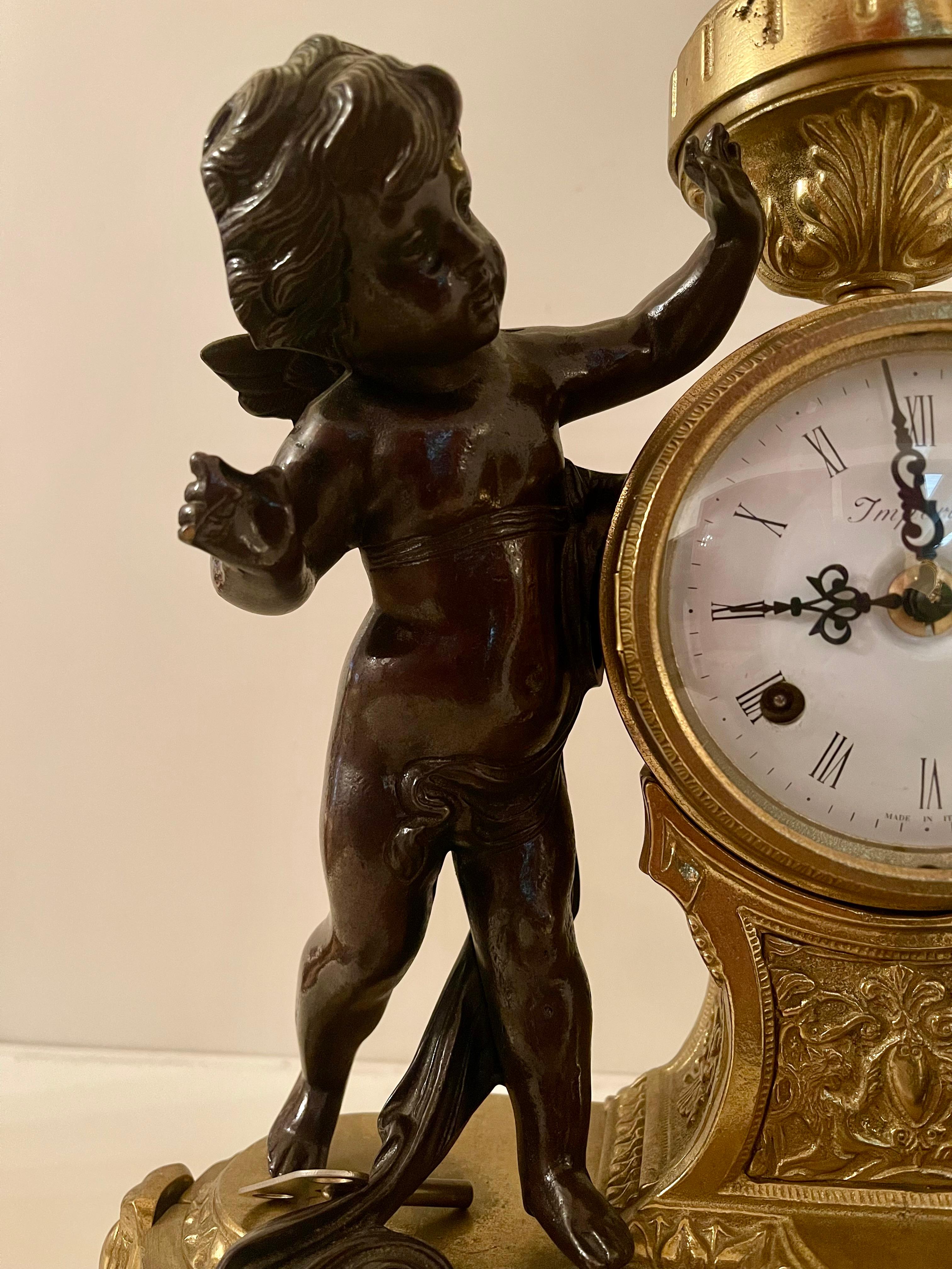Orologio classico italiano meccanico in bronzo con due putti anni '70 (Bronze) im Angebot