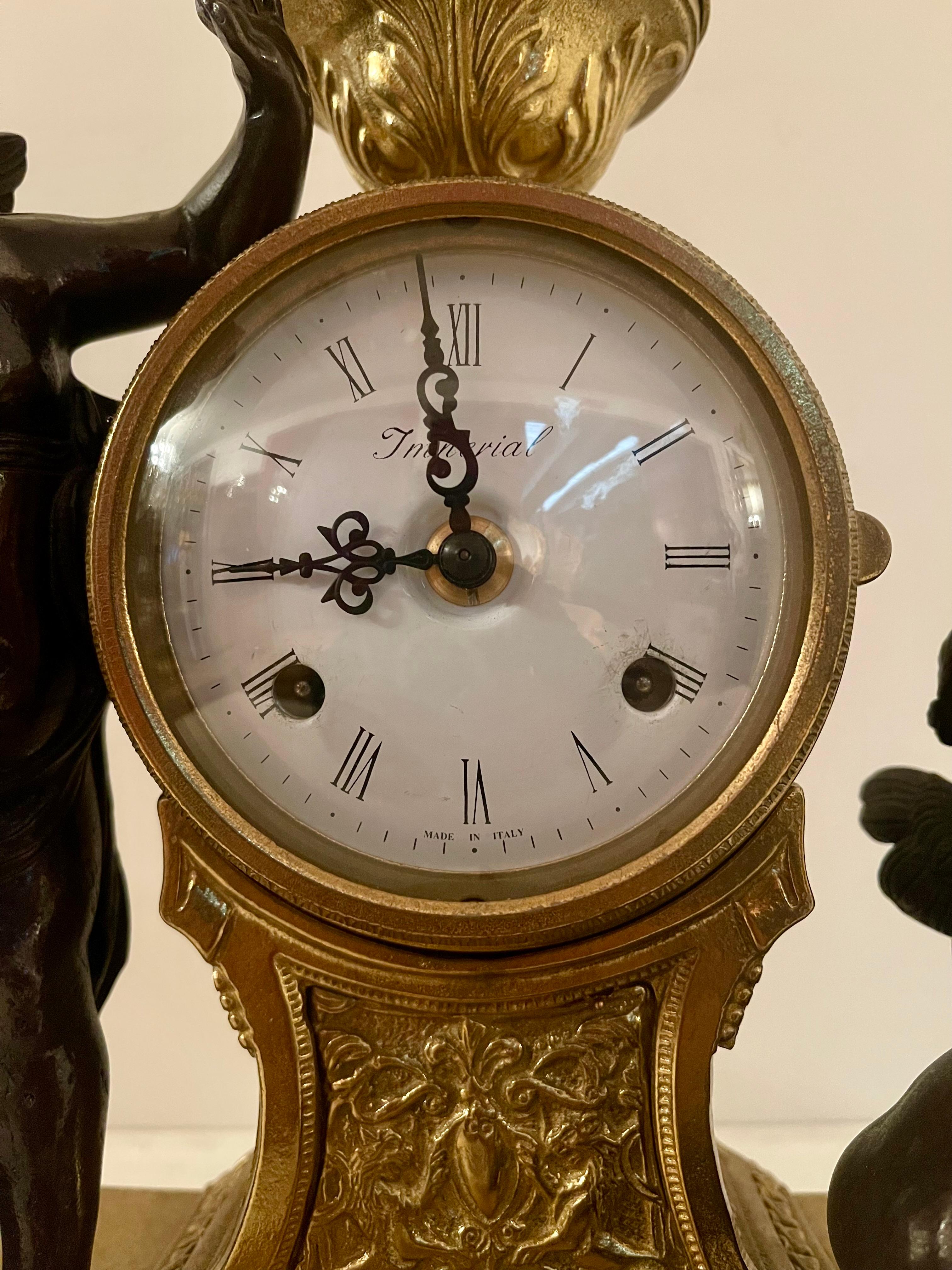Orologio classico italiano meccanico in bronzo con due putti anni '70 im Angebot 1