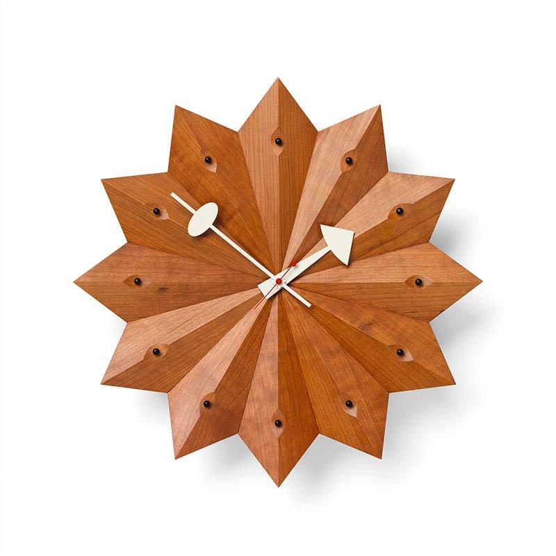 Fan Clock disegnato da George Nelson e progettati da VITRA fra il 1948 e il 1960. Questo oggetto fa parte di una collazione di orologi da parete molto particolare con numerose varianti e materiali. Le diverse tipologie di Fan Clock sono accumunate