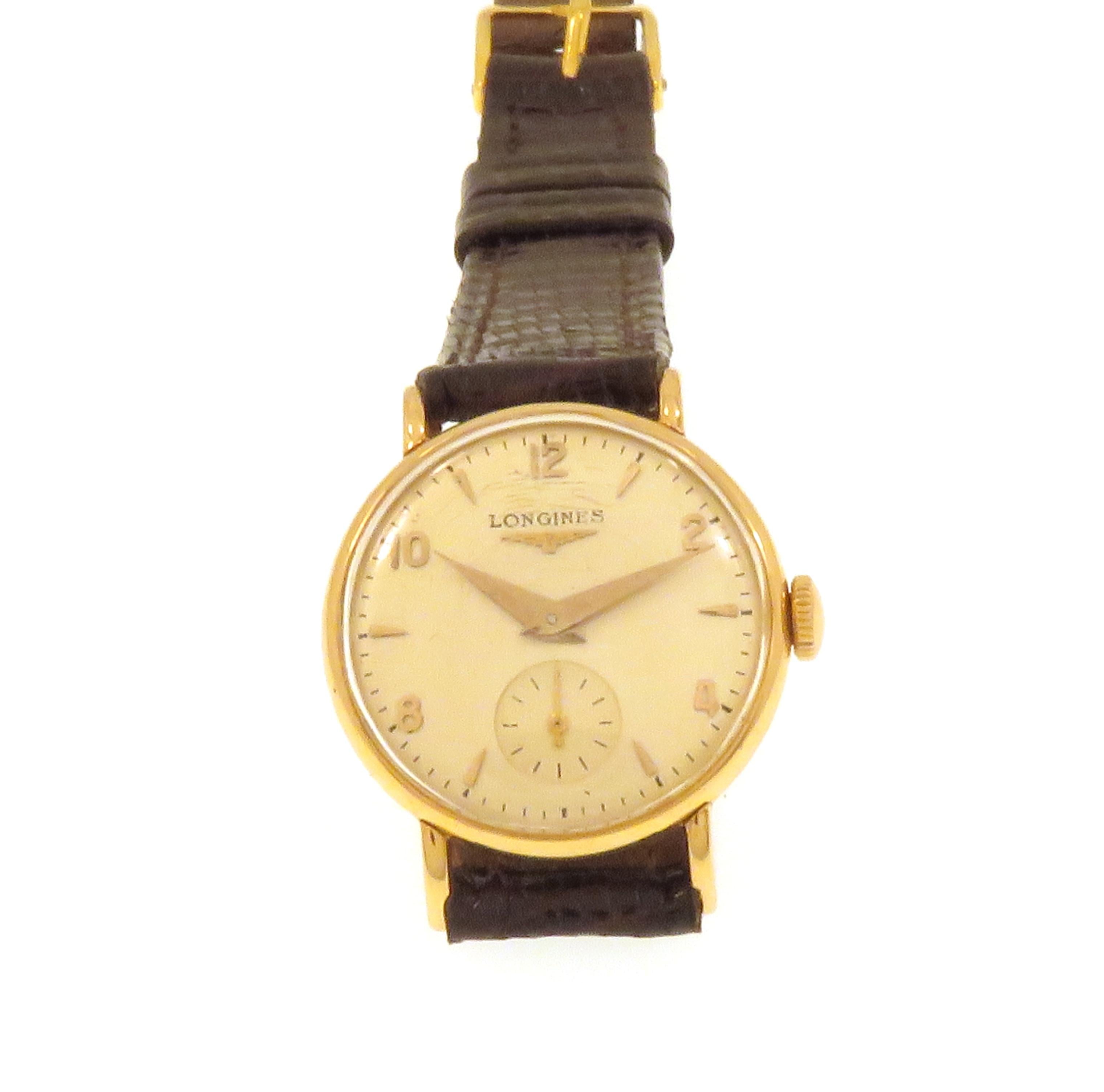 Orologio Vintage Longines anni '40 con i secondi alle ore 6. Movimento a carica manuale cassa mm 24 in oro 18k. The plastic glass is marked as can be clearly seen in the photos. Leather strap with gold-plated clasp. Total weight 16.0 grams.