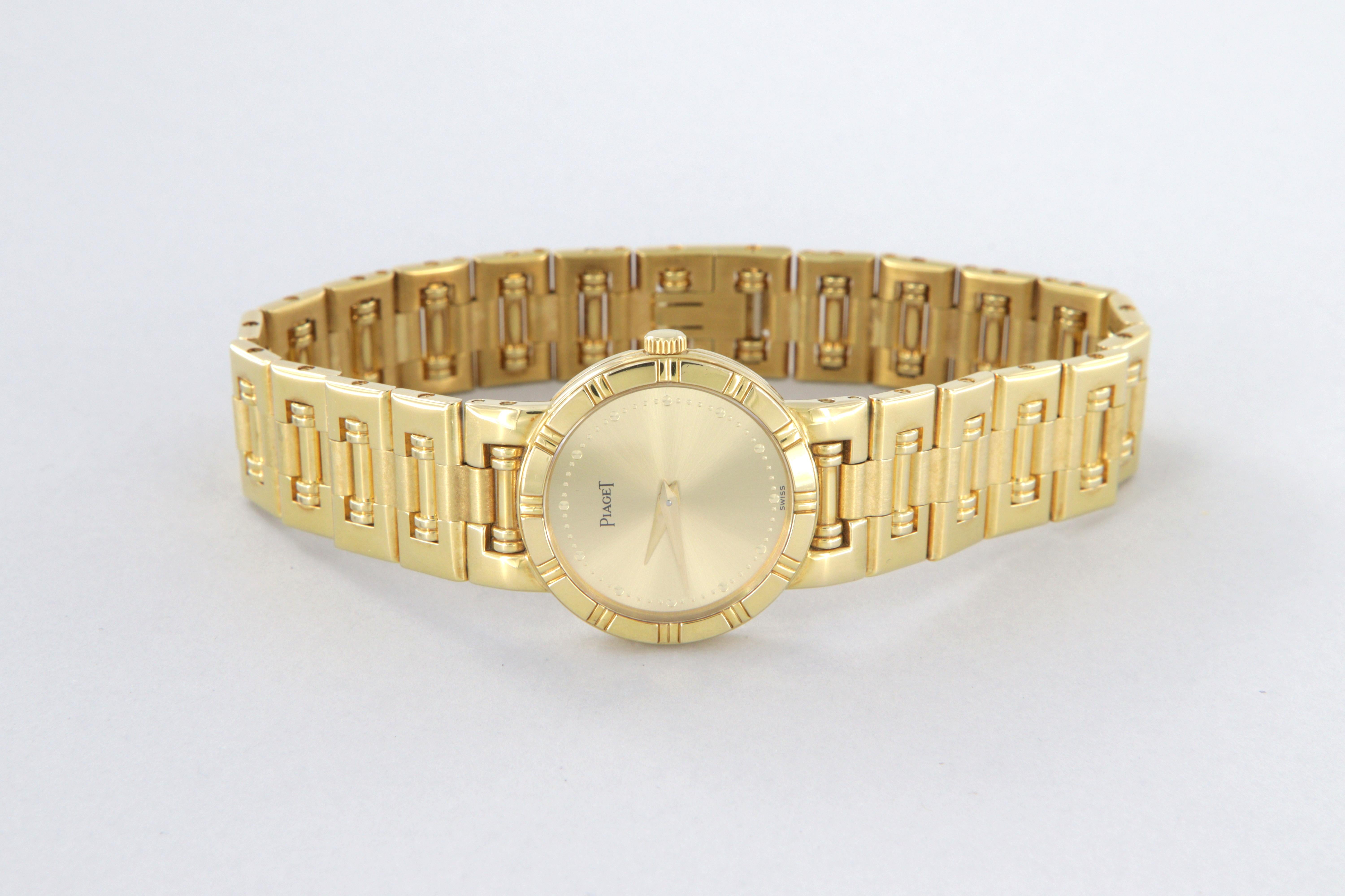 Reloj de pulsera Piaget Dancer de oro amarillo de 18 quilates Ref 80563K81 nuevo.
Peso total g 67,1
Diámetro de la caja mm 23,4
Longitud total incluida la funda 19 cm
Eslabones de pulsera nº 22
Caja y brazalete con acabado satinado y