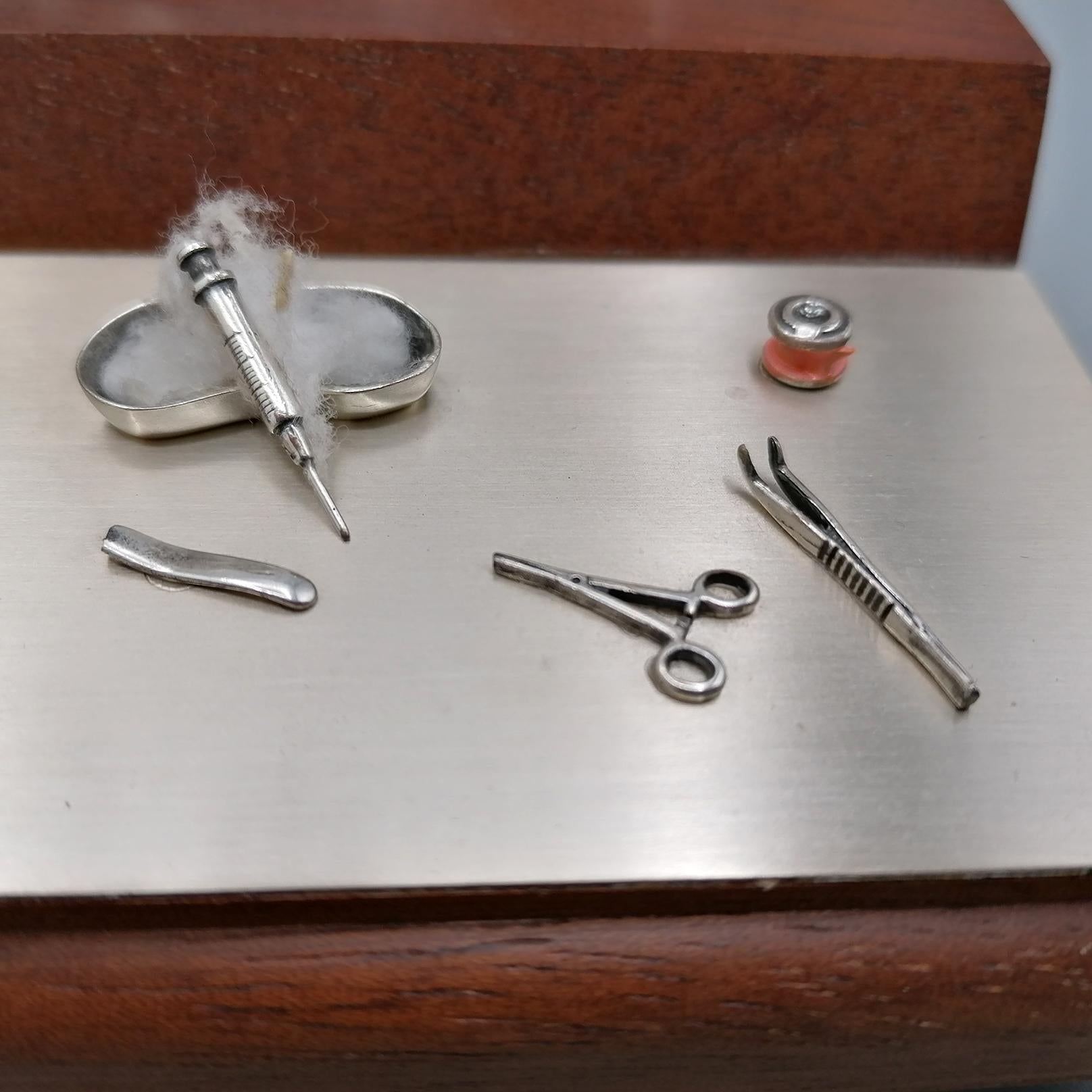 Schreibtischuhr Göttin Fortuna 'Medizin' mit Miniatur-Arztinstrumenten im Angebot 2