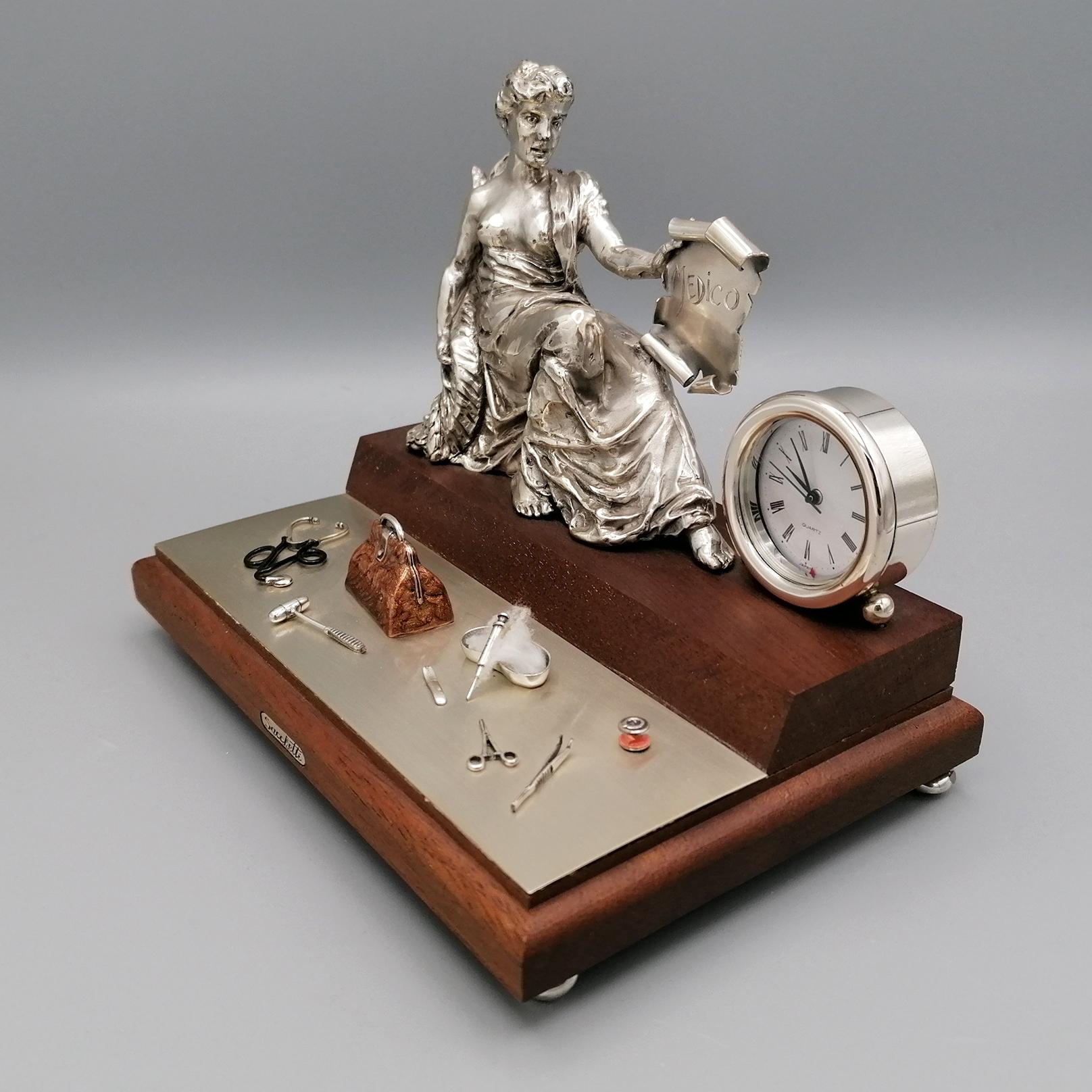 Schreibtischuhr Göttin Fortuna 'Medizin' mit Miniatur-Arztinstrumenten (Italian) im Angebot
