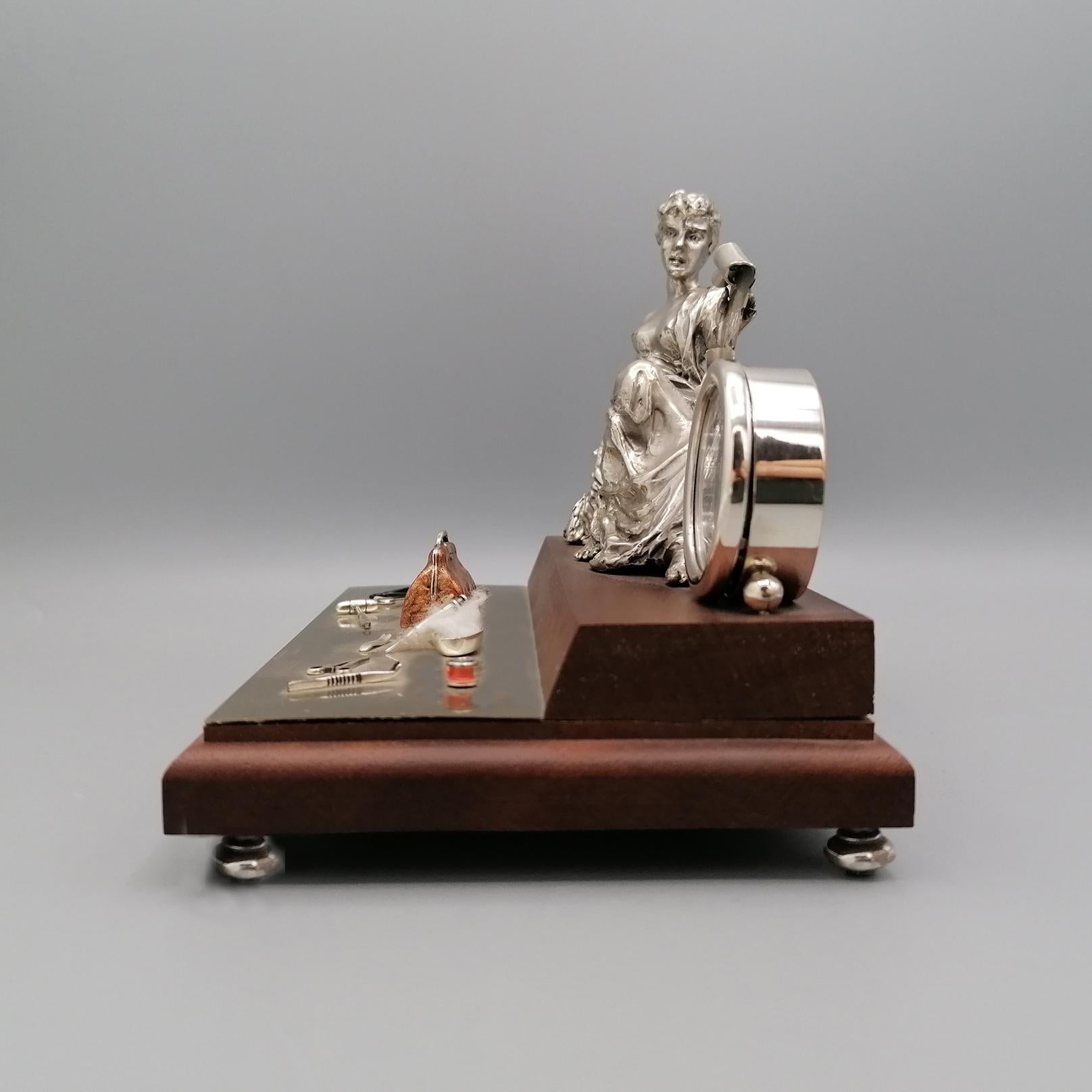 Schreibtischuhr Göttin Fortuna 'Medizin' mit Miniatur-Arztinstrumenten (Geschmiedet) im Angebot