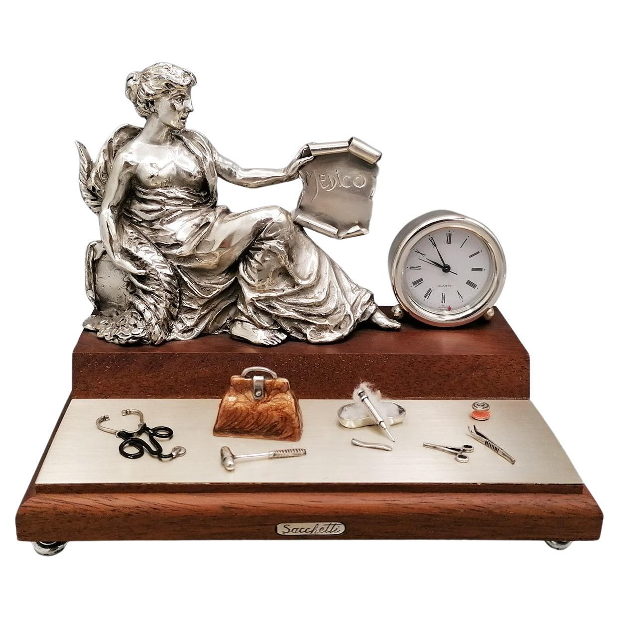 Horloge à poser Déesse Fortuna "médecine" avec outils de médecin miniatures en vente