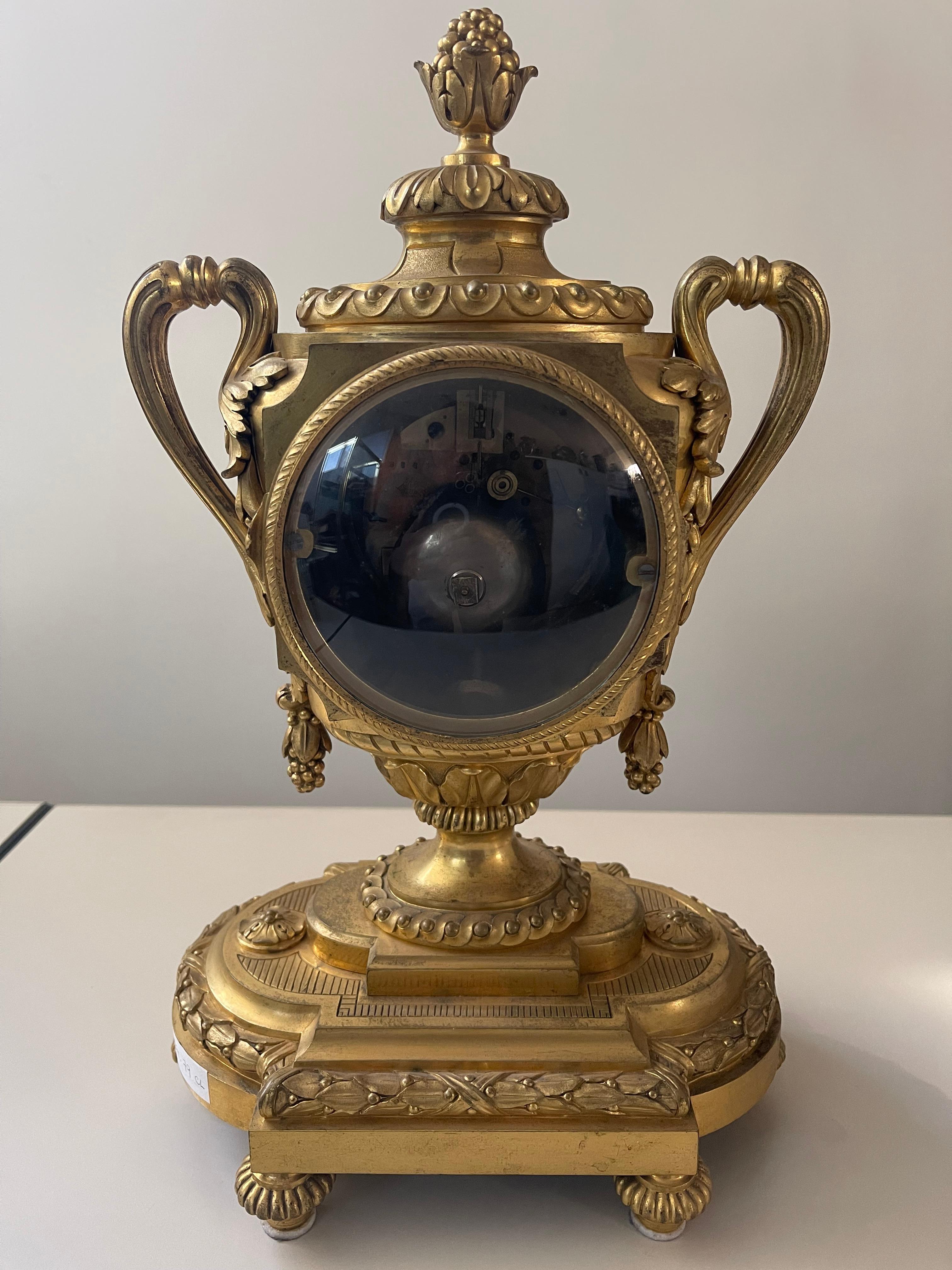 Orologio da tavolo antico in bronzo dorato, firmato 