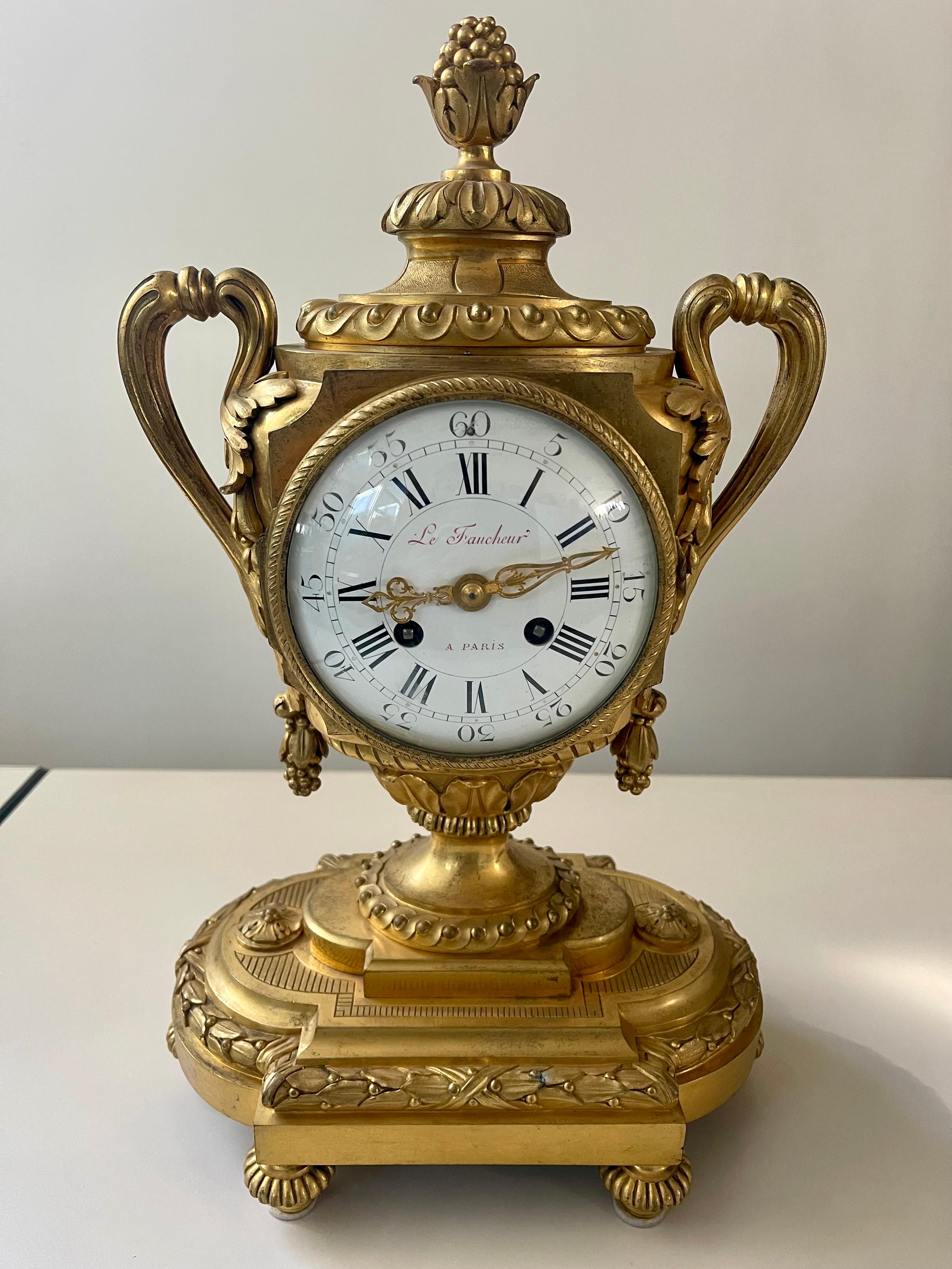 Orologio da tavolo antico in bronzo dorato, firmato 
