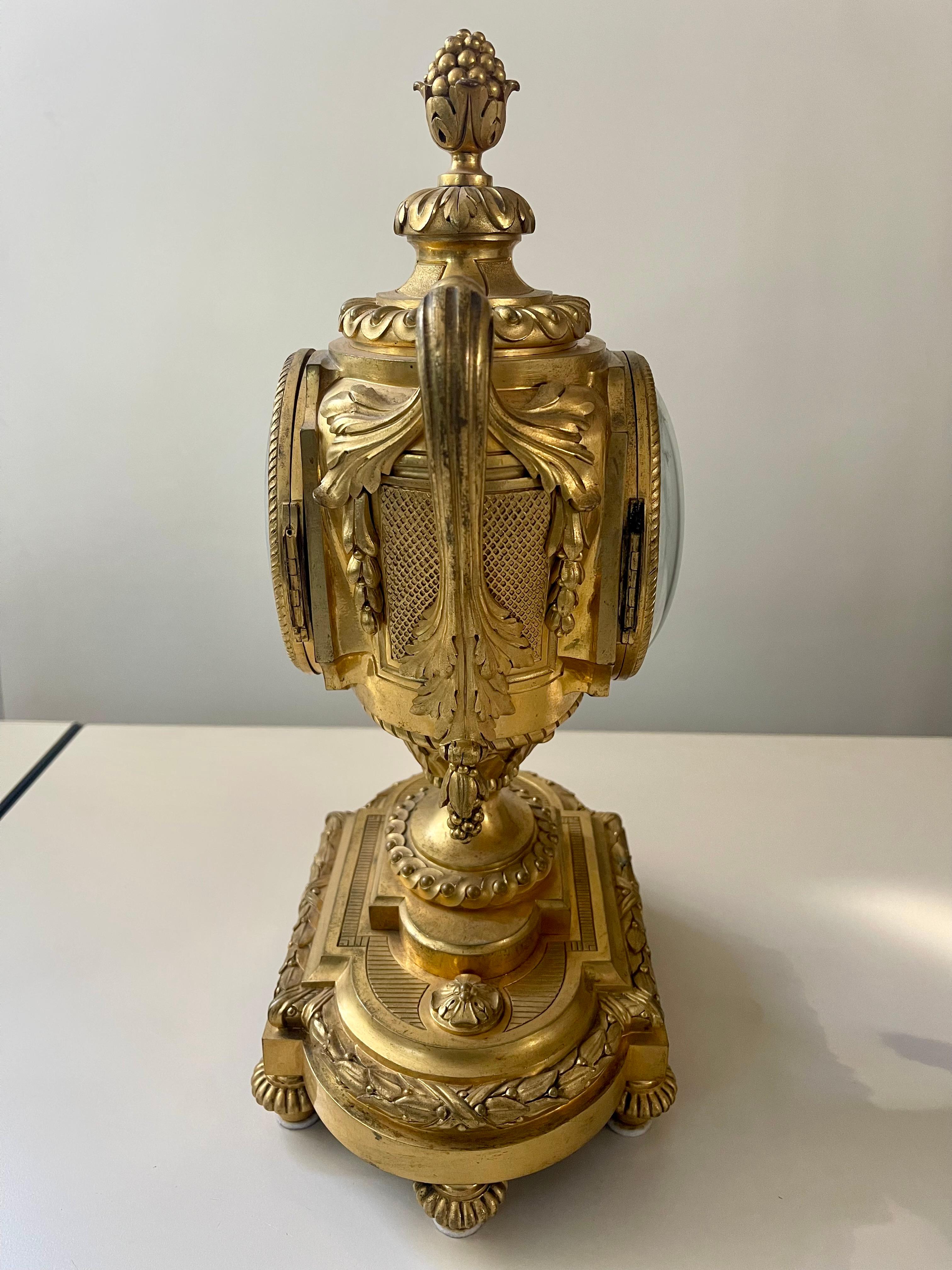 Orologio da tavolo antico in bronzo dorato, firmato 