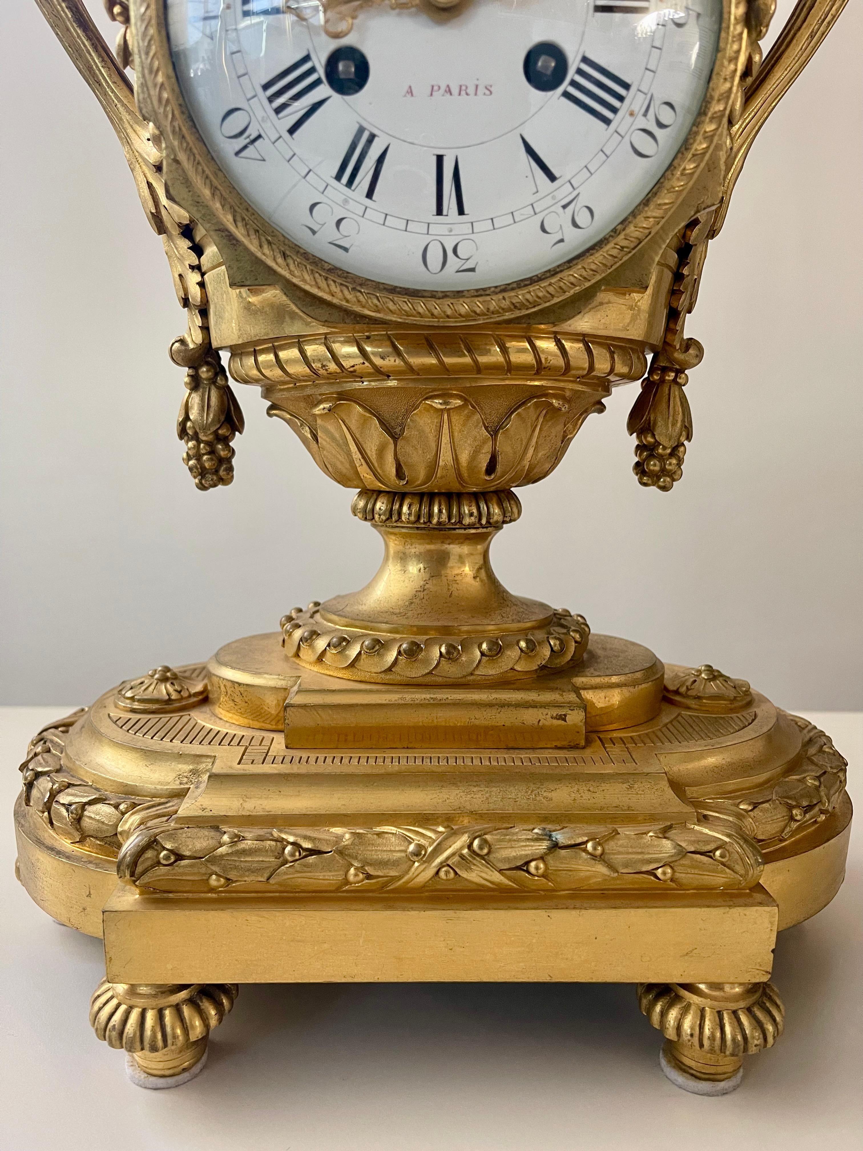 Orologio da tavolo antico in bronzo dorato, firmato 
