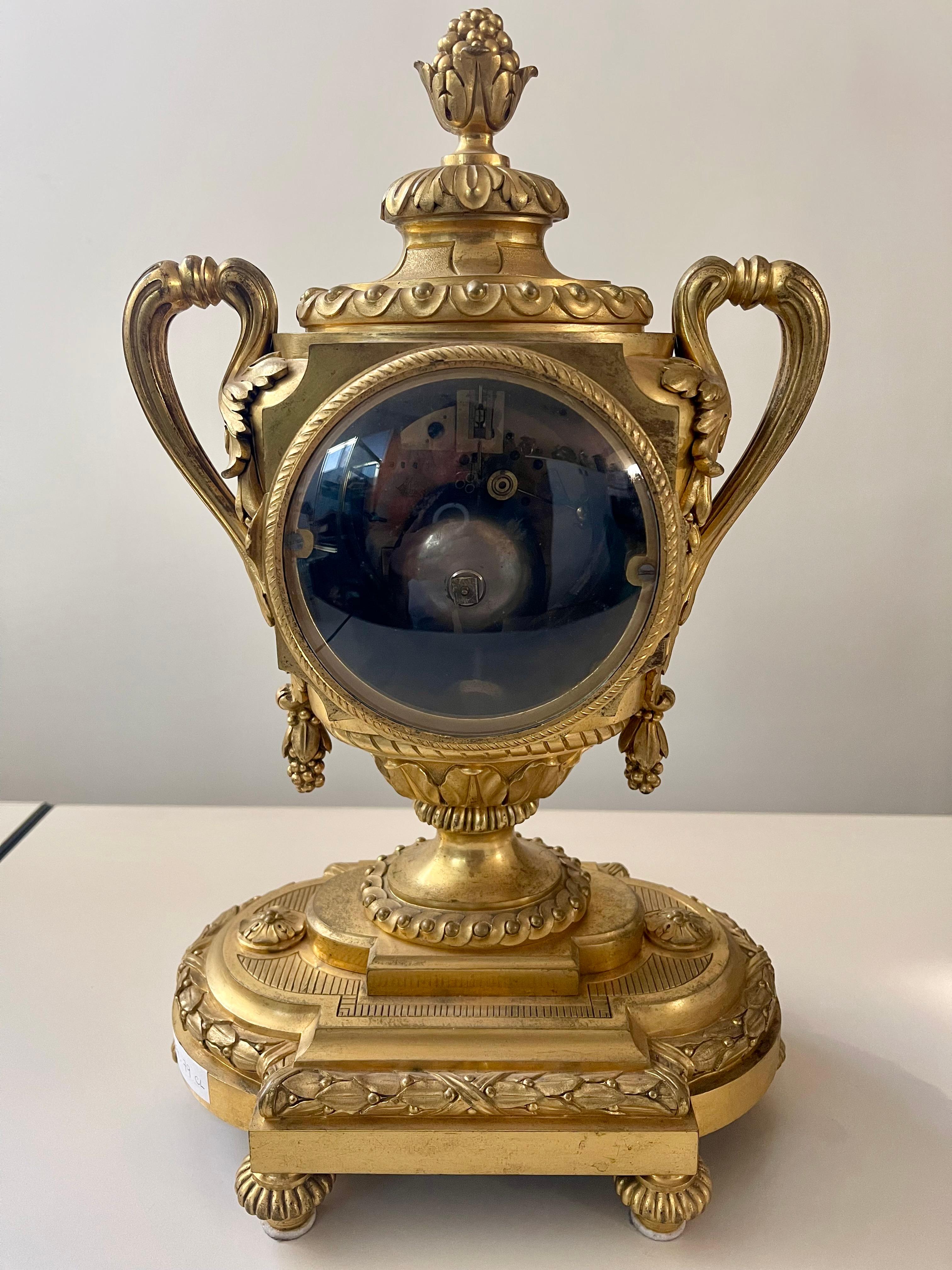 Orologio da tavolo antico in bronzo dorato, firmato 
