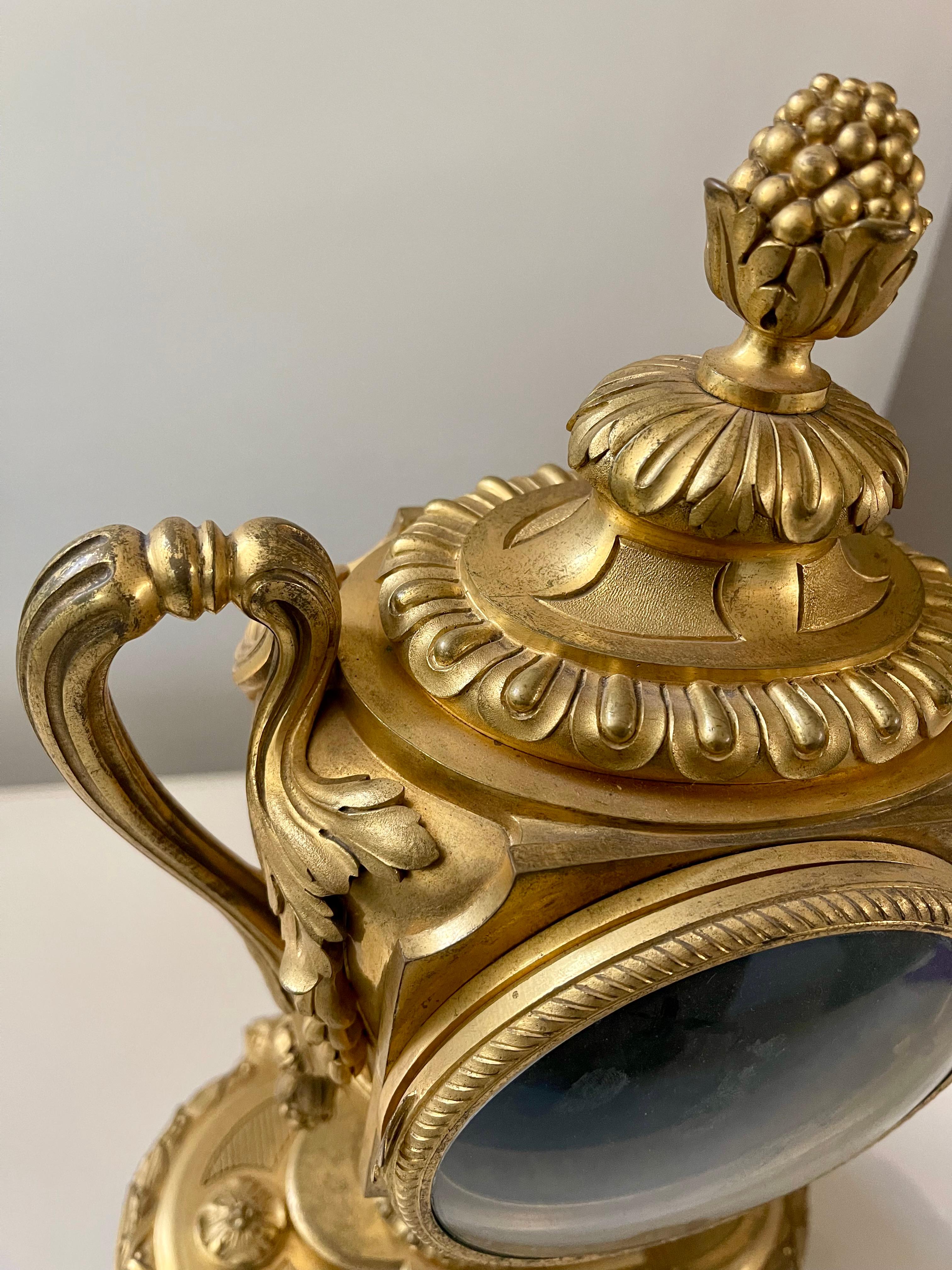 Orologio da tavolo antico in bronzo dorato, firmato 