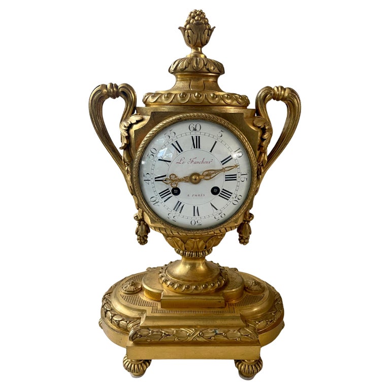 Orologio da tavolo antico in bronzo dorato, firmato 