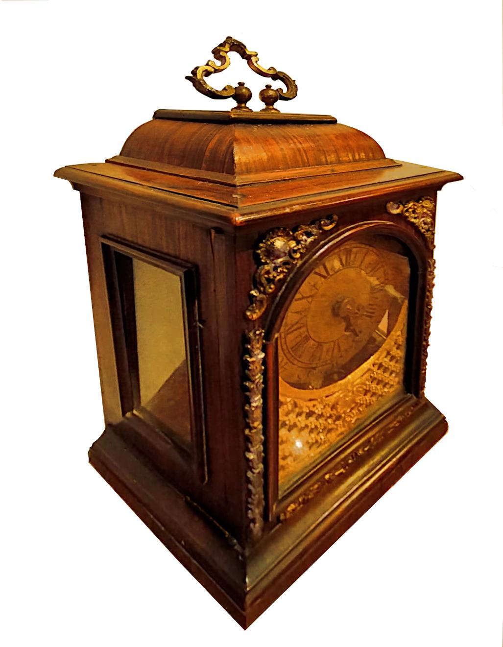 Horloge italienne du début du 18e siècle (Rome).

Belle horloge de table du début des années 1700, faite de bois de rose lambrissé et de bronzes dorés.
Dimensions : largeur cm 27, profondeur cm 13,5 - hauteur cm 39 
L'armoire et le mécanisme doivent
