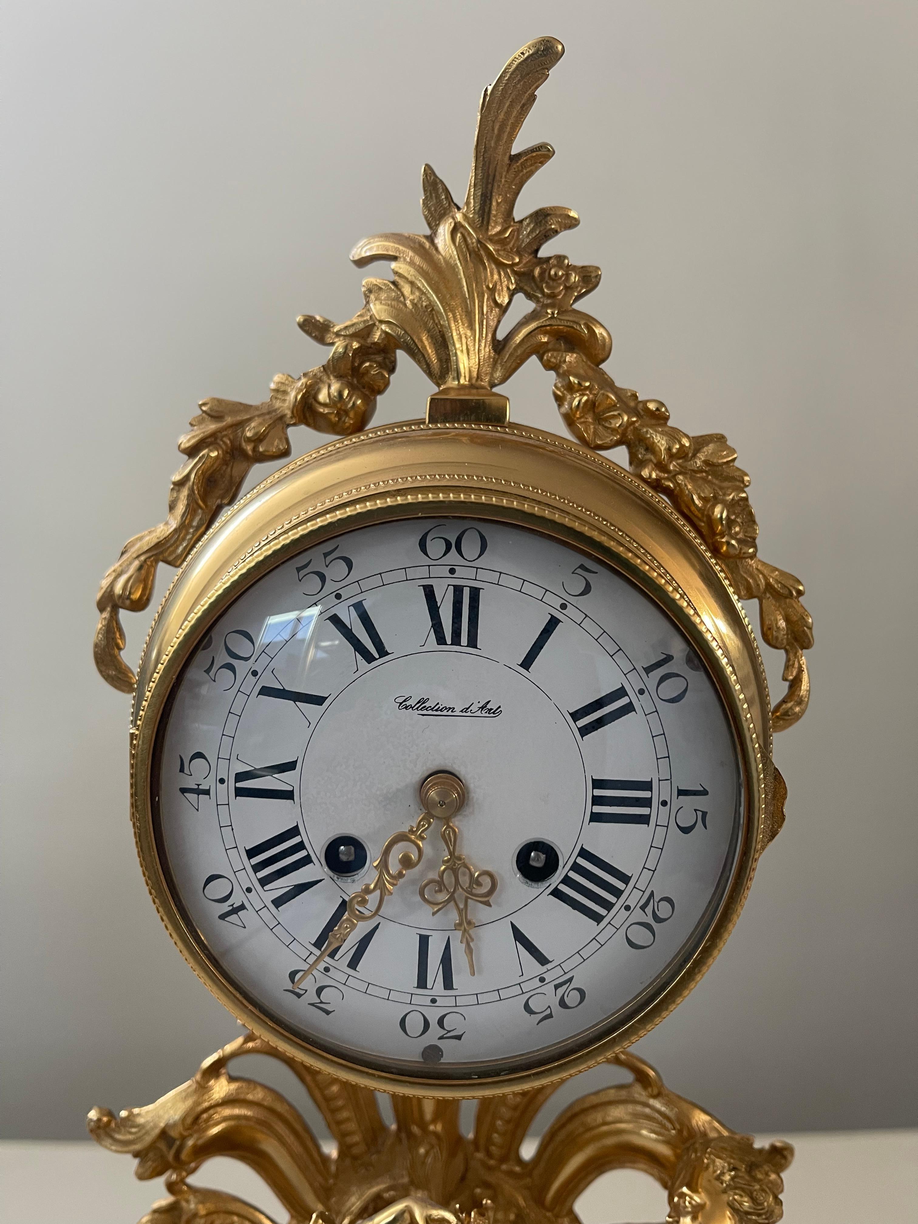 Louis XVI Pendule de table en bronze doré de style français, 20e siècle en vente