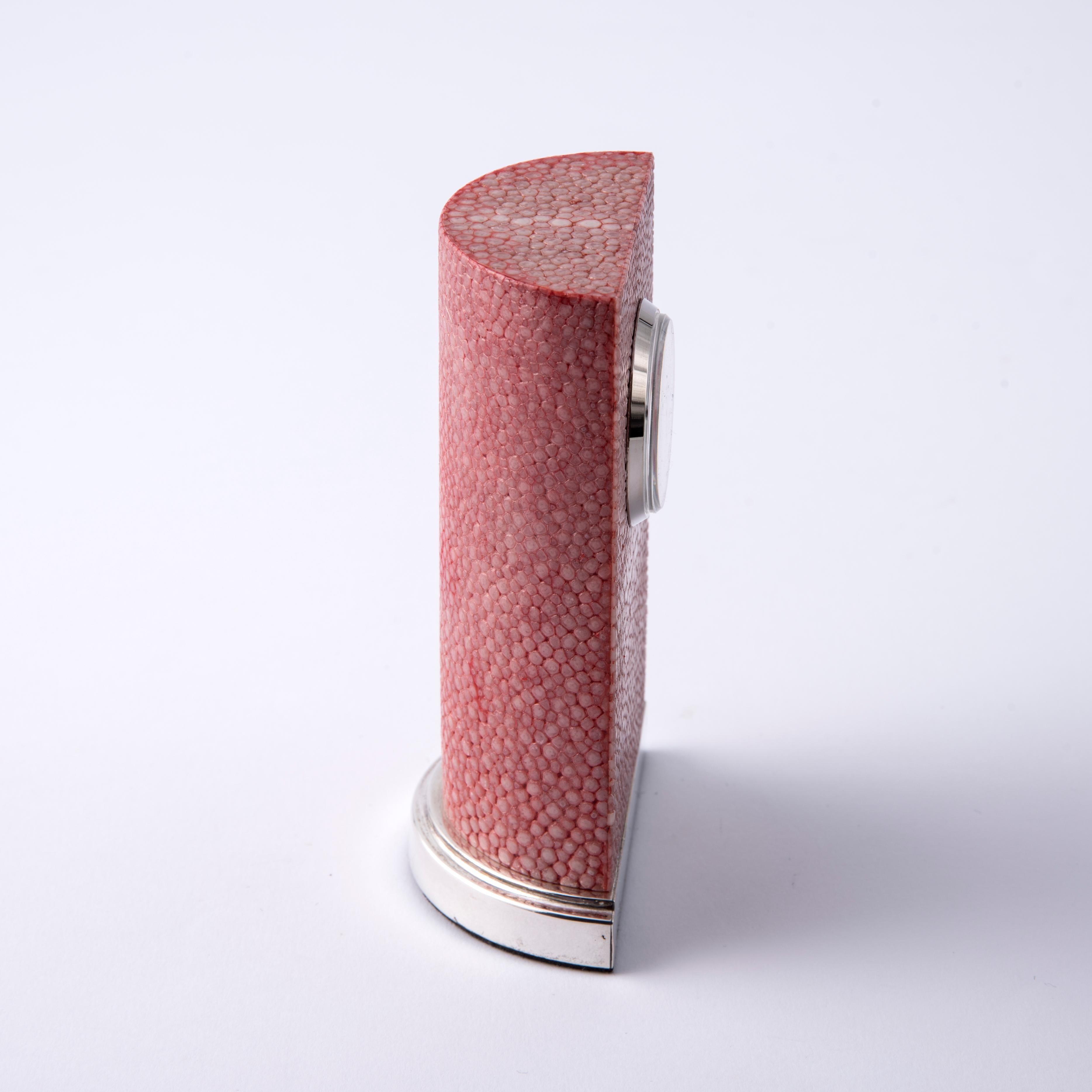 Reloj de sobremesa de piel de zapa rosa brillante con base plateada - Diseño elegante Italian en venta