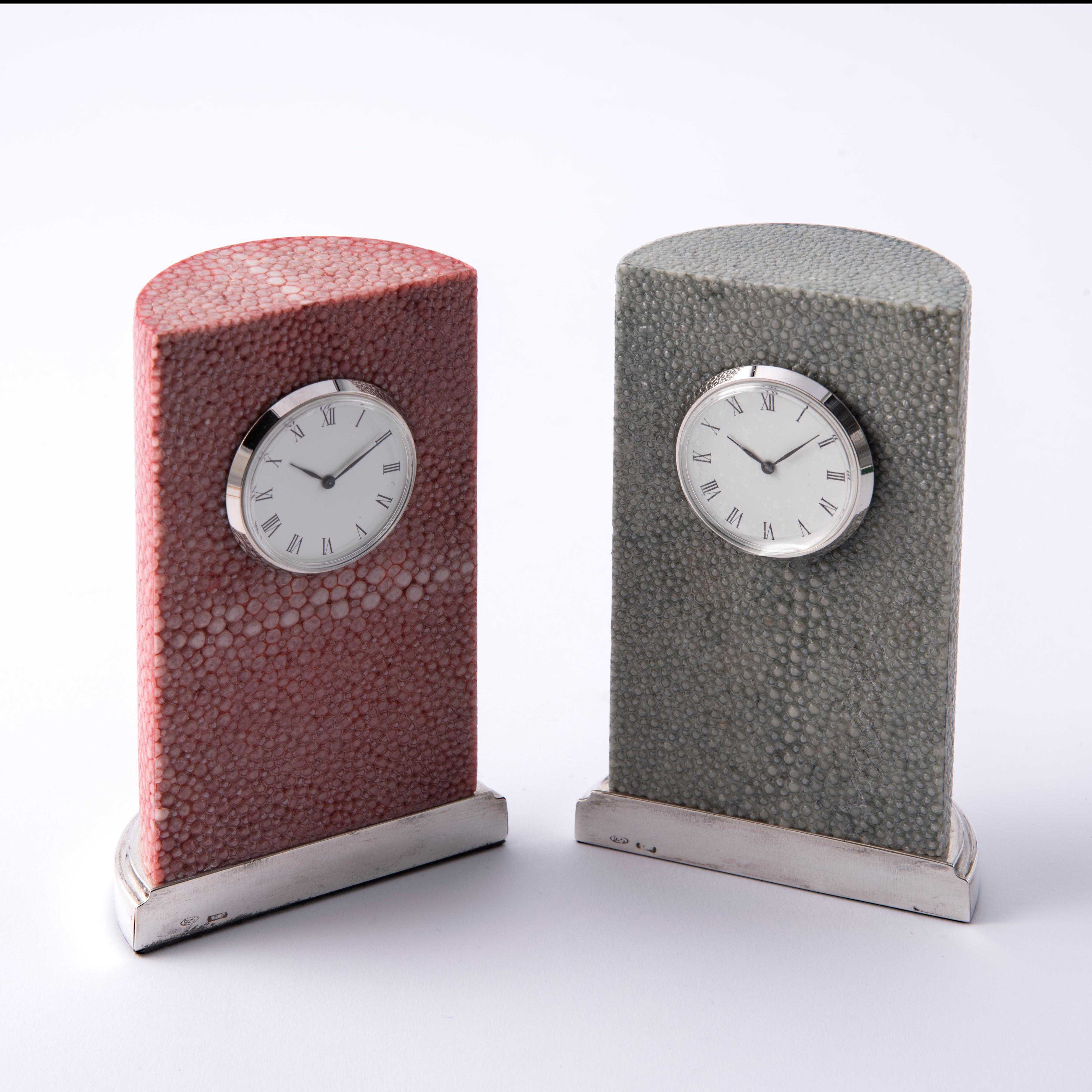 Reloj de sobremesa de piel de zapa rosa brillante con base plateada - Diseño elegante Hecho a mano en venta