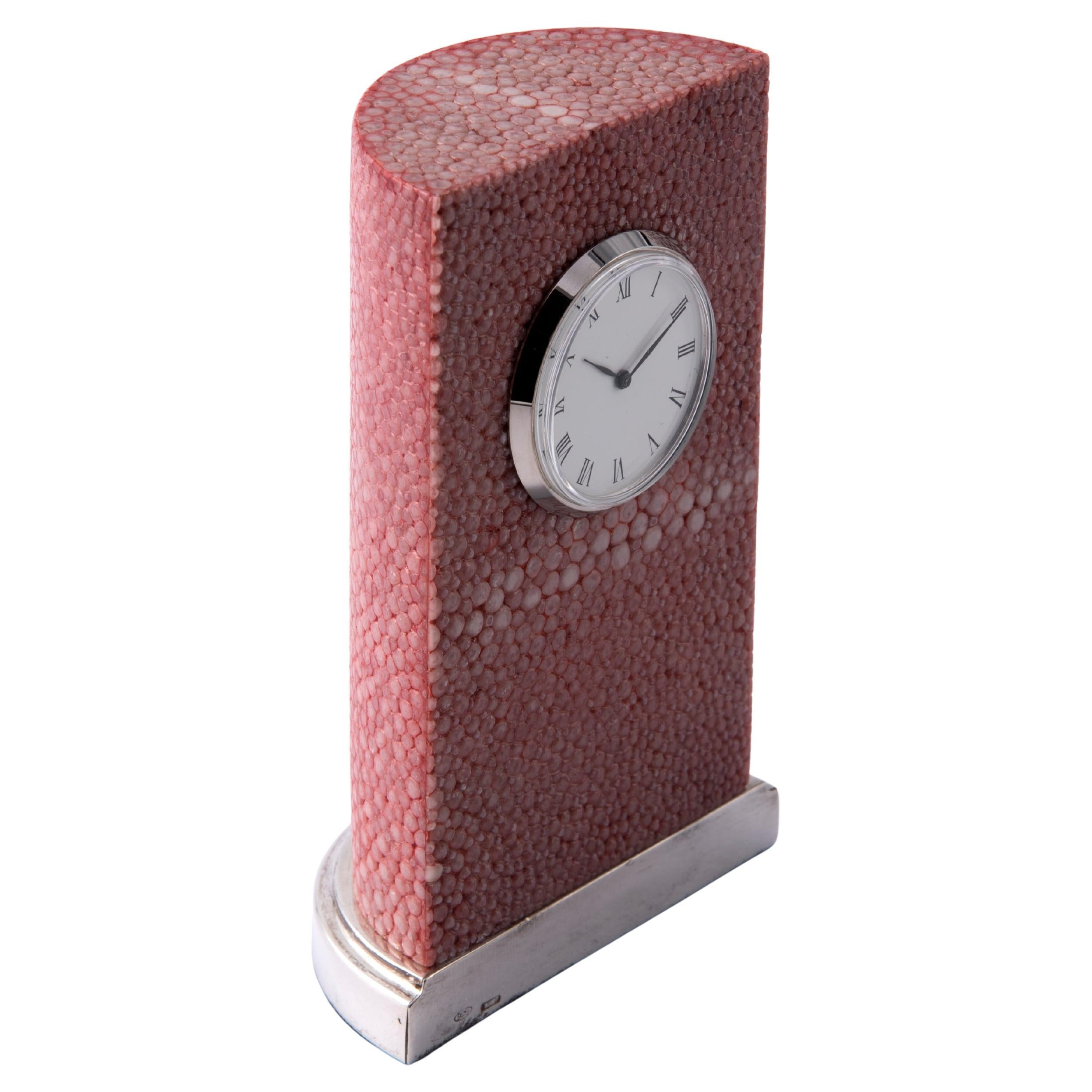 Reloj de sobremesa de piel de zapa rosa brillante con base plateada - Diseño elegante
