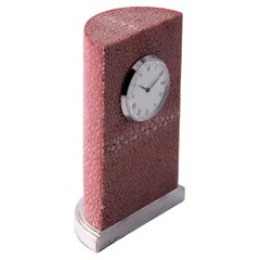 Reloj de sobremesa de piel de zapa rosa brillante con base plateada - Diseño elegante